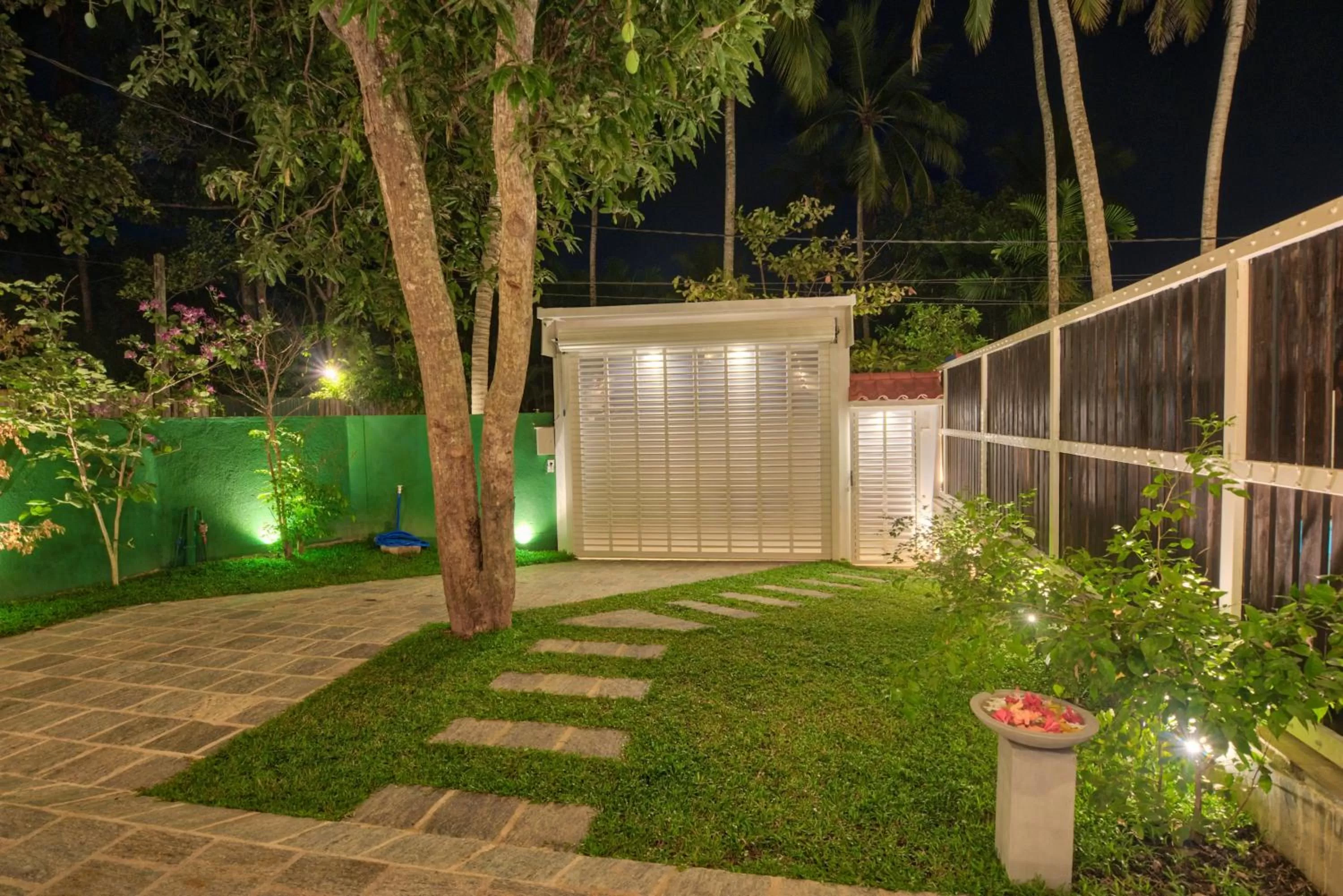 Night, Garden in Ashiyana Hotel