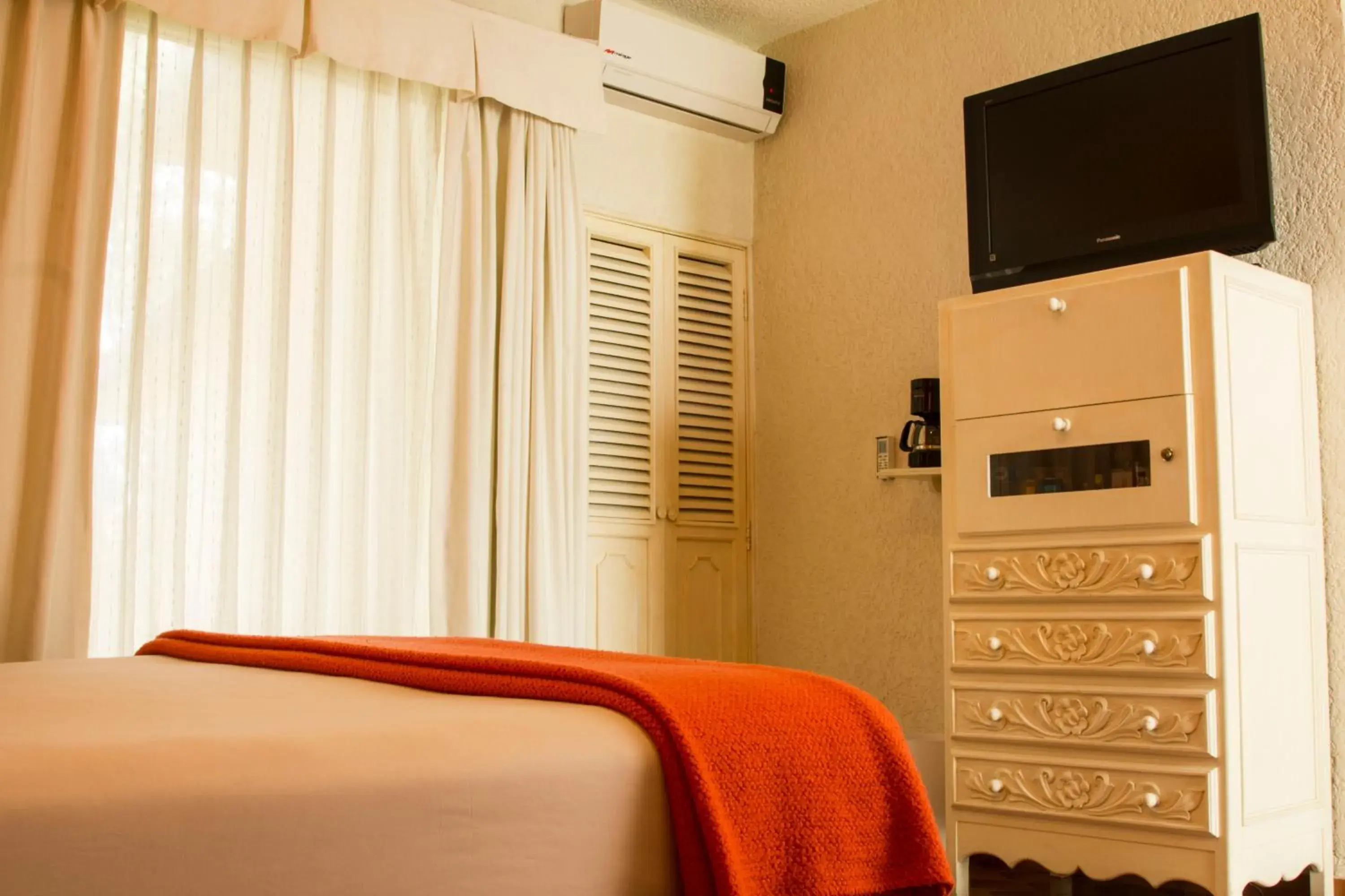Bedroom, TV/Entertainment Center in Hotel Villa del Conquistador