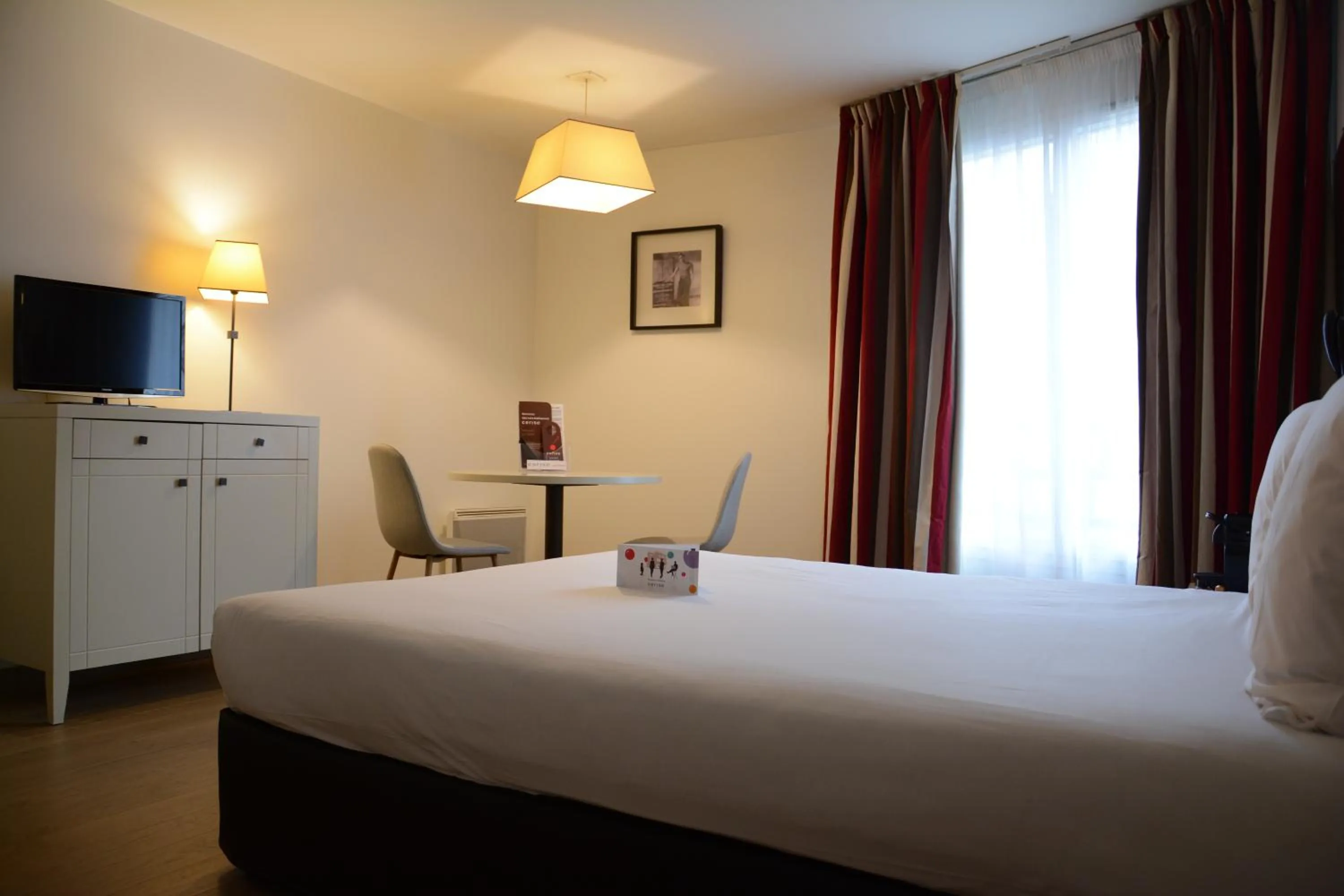 Bedroom, Bed in Hotel Cerise Chatou