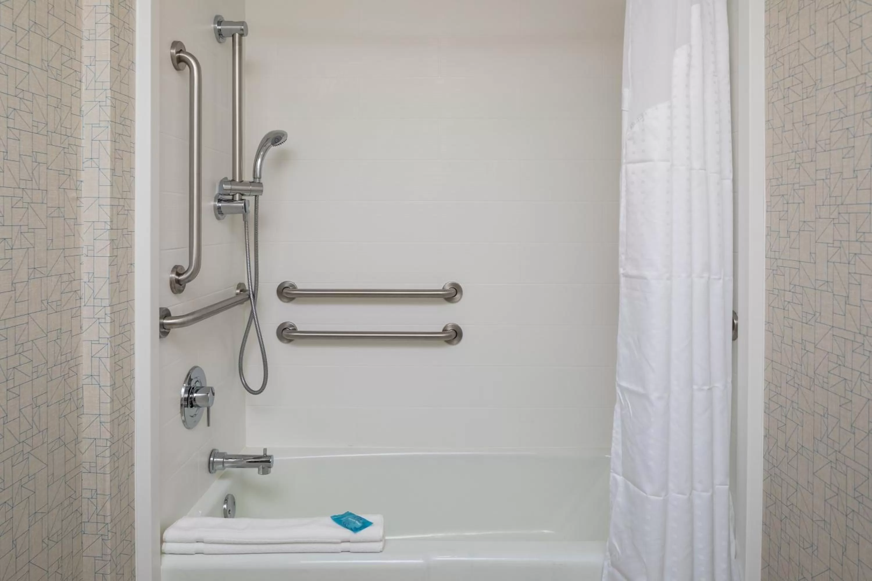 Photo of the whole room in Holiday Inn Express Atlanta Airport-College Park by IHG