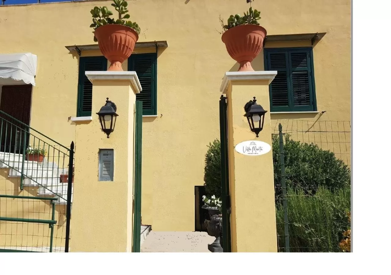 Property building in VILLA MARTA a due passi dalla clinica ortopedica Rizzoli e da Villa Santa Teresa