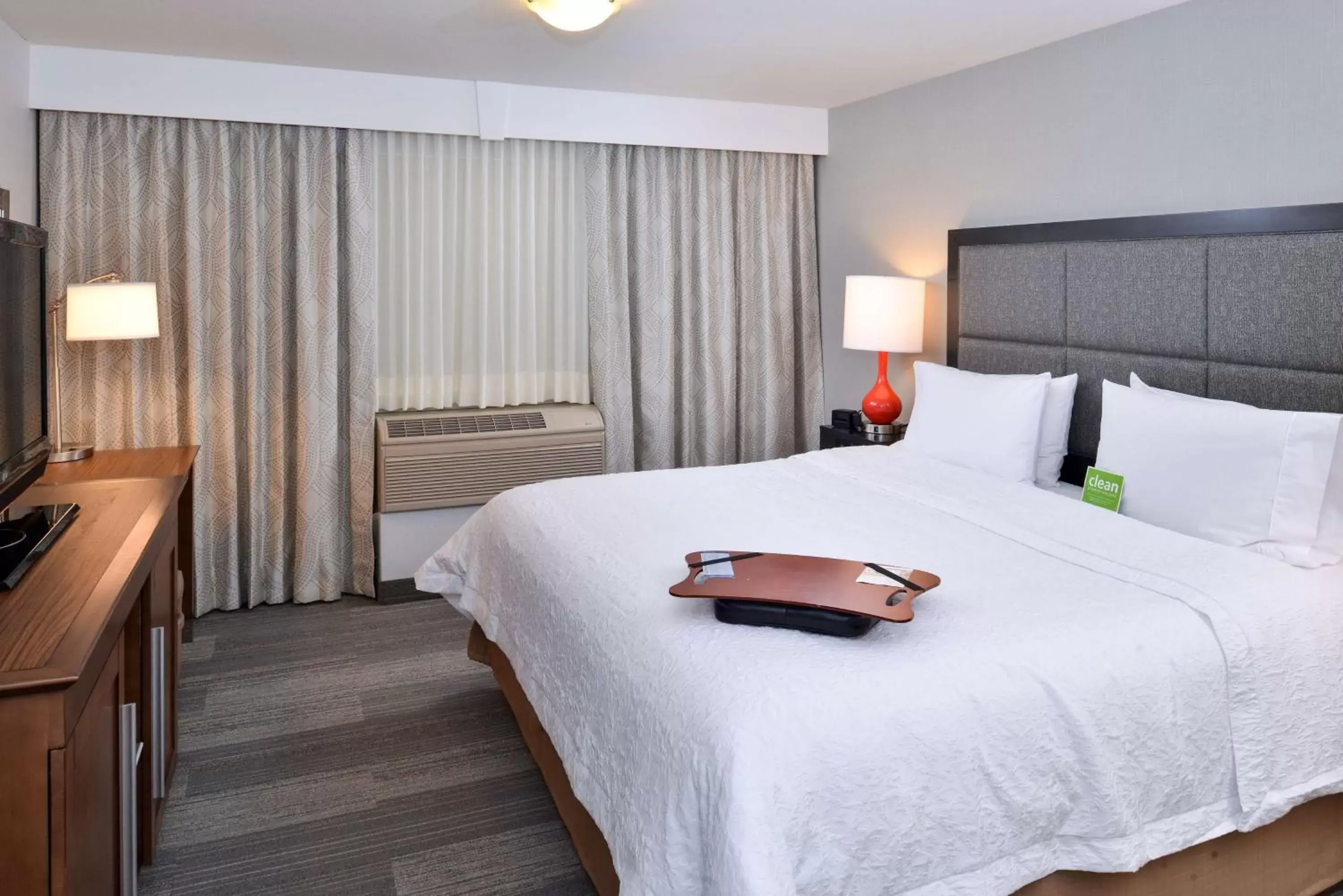 Bed in Hampton Inn & Suites by Hilton Calgary University NW