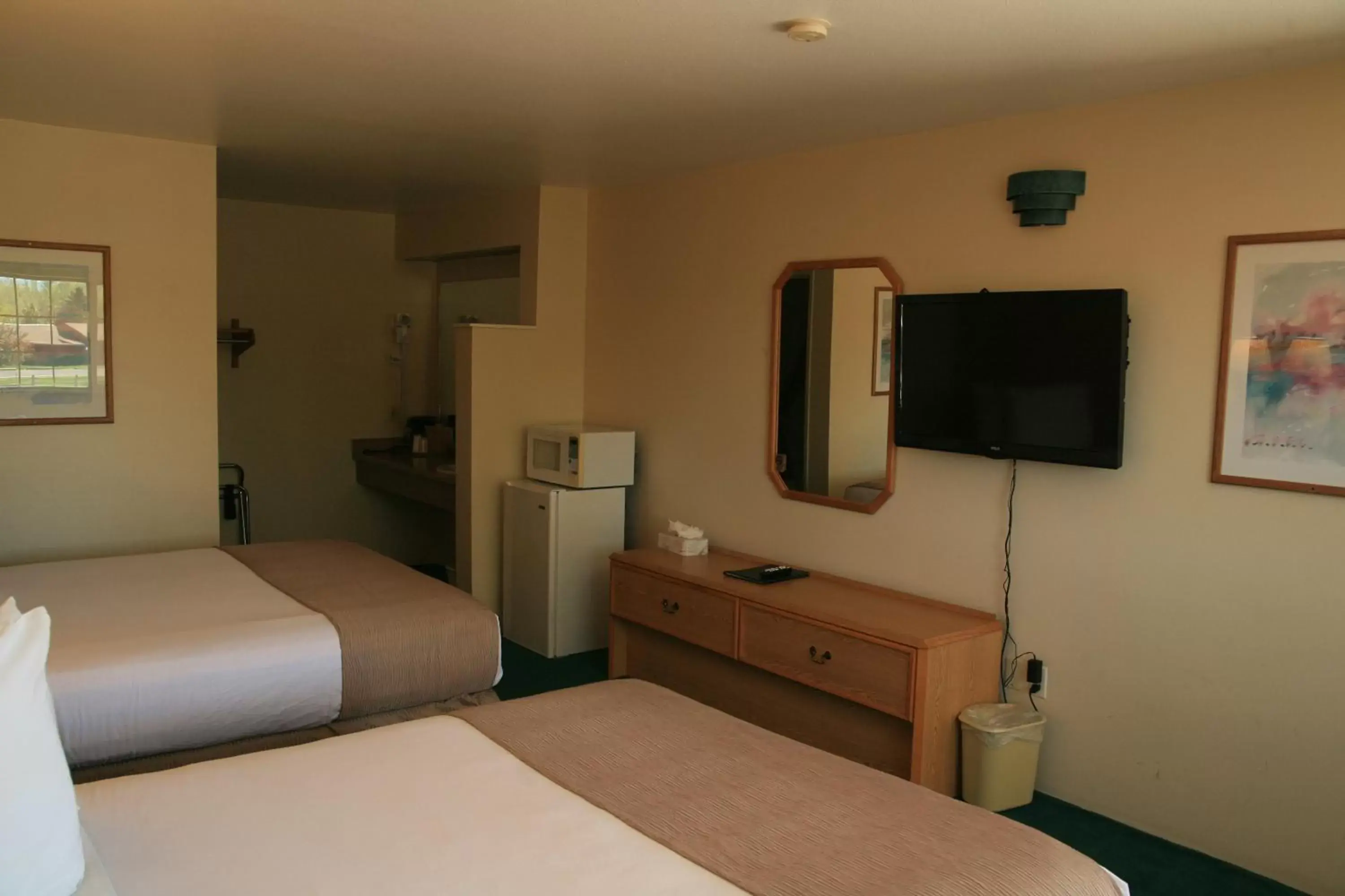 Photo of the whole room, Bed in Black Canyon Motel