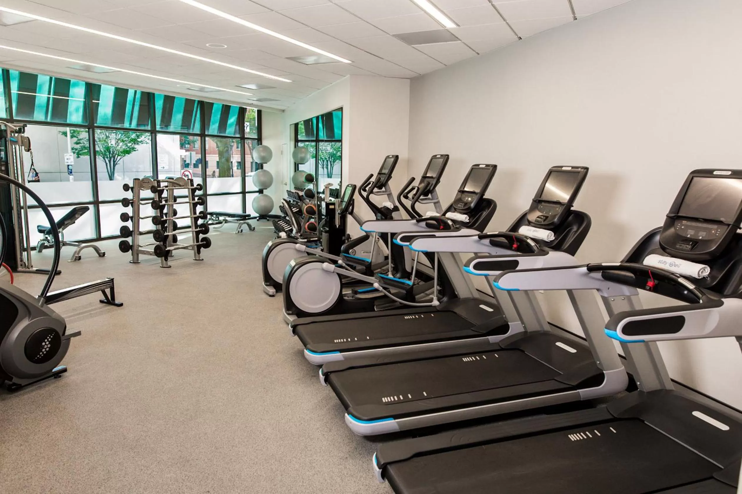 Fitness centre/facilities in Omni Richmond Hotel