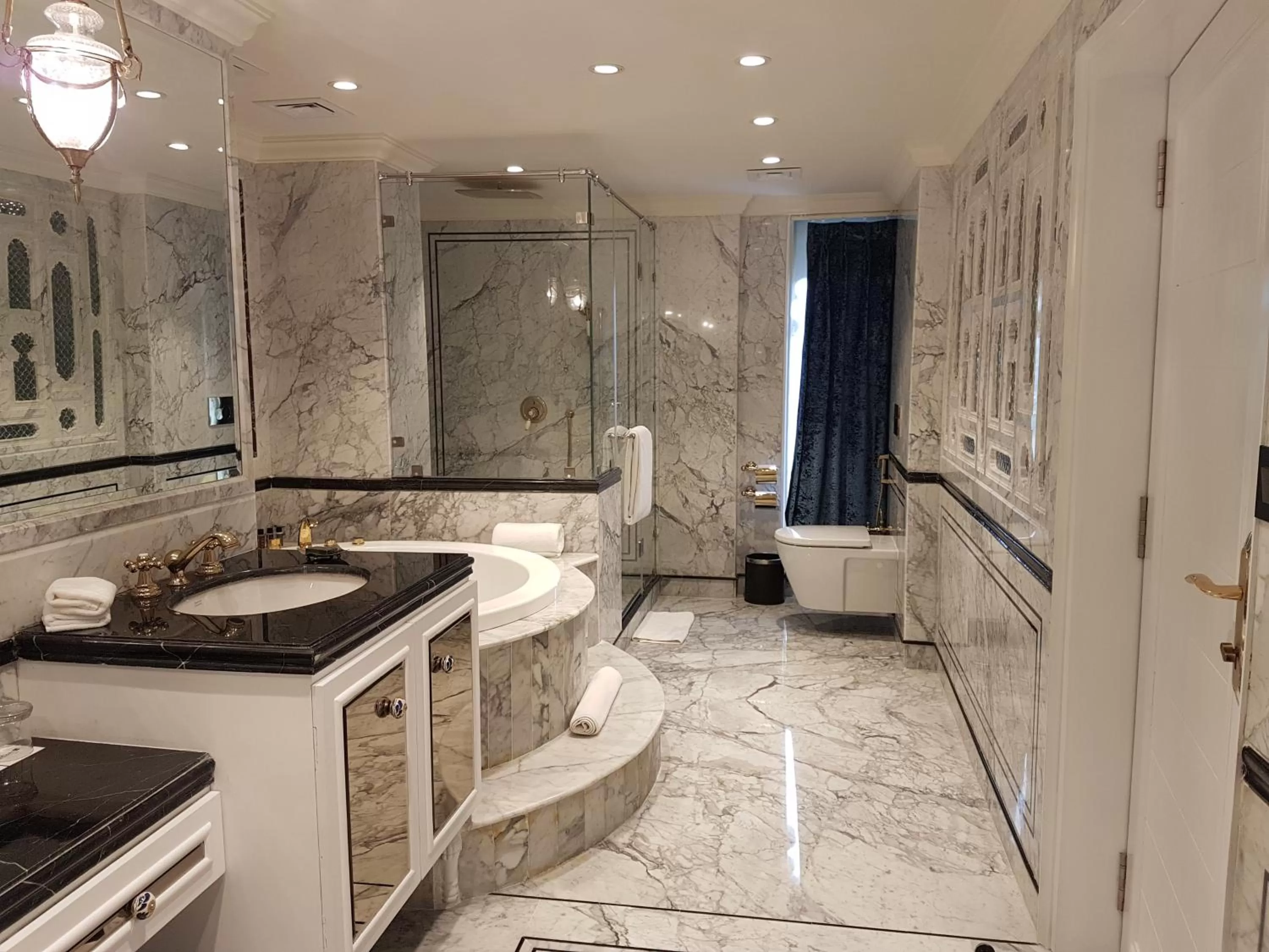 Shower in Radisson Blu Udaipur Palace Resort & Spa