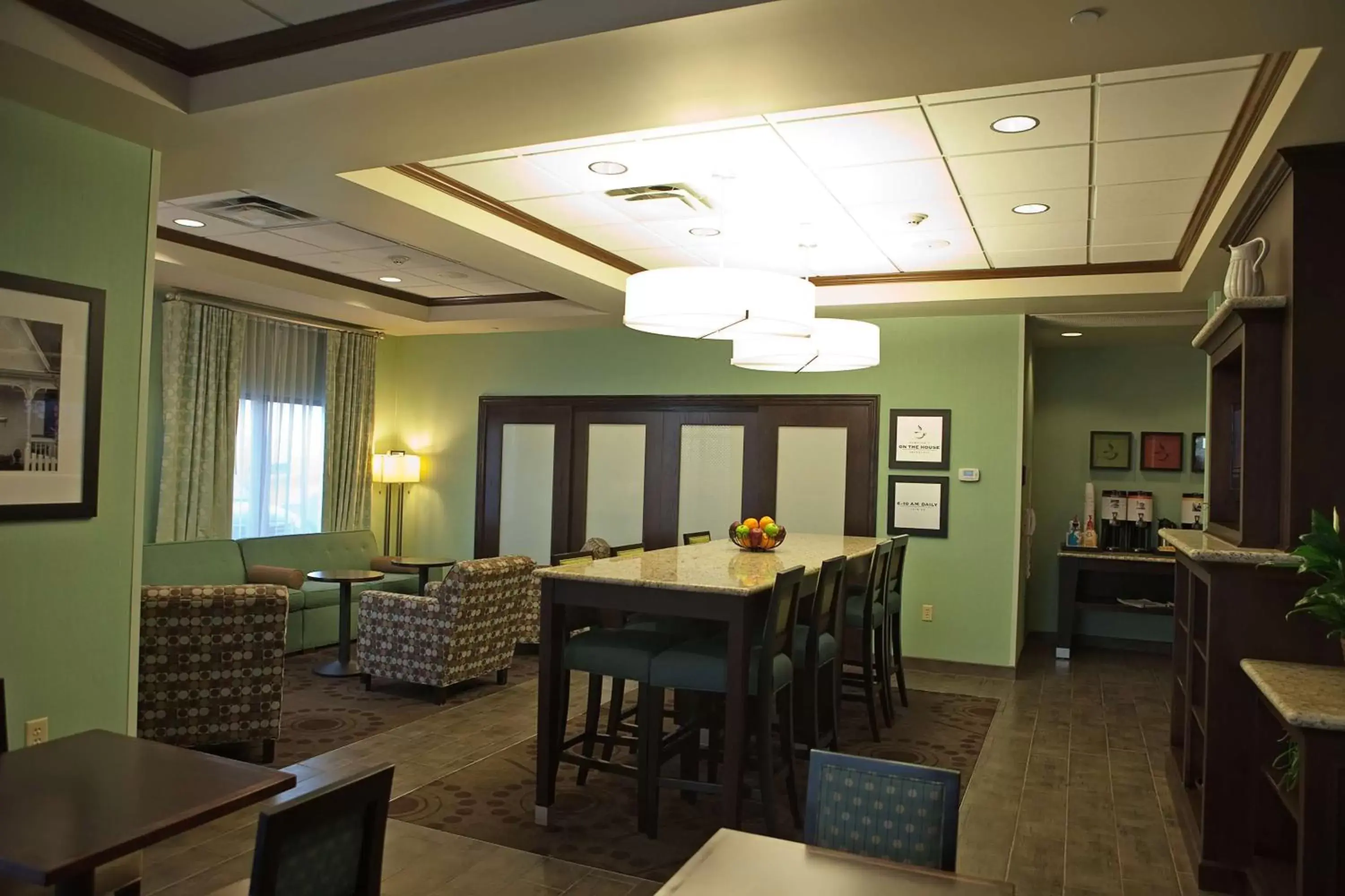 Lobby or reception, Restaurant/Places to Eat in Hampton Inn Colby