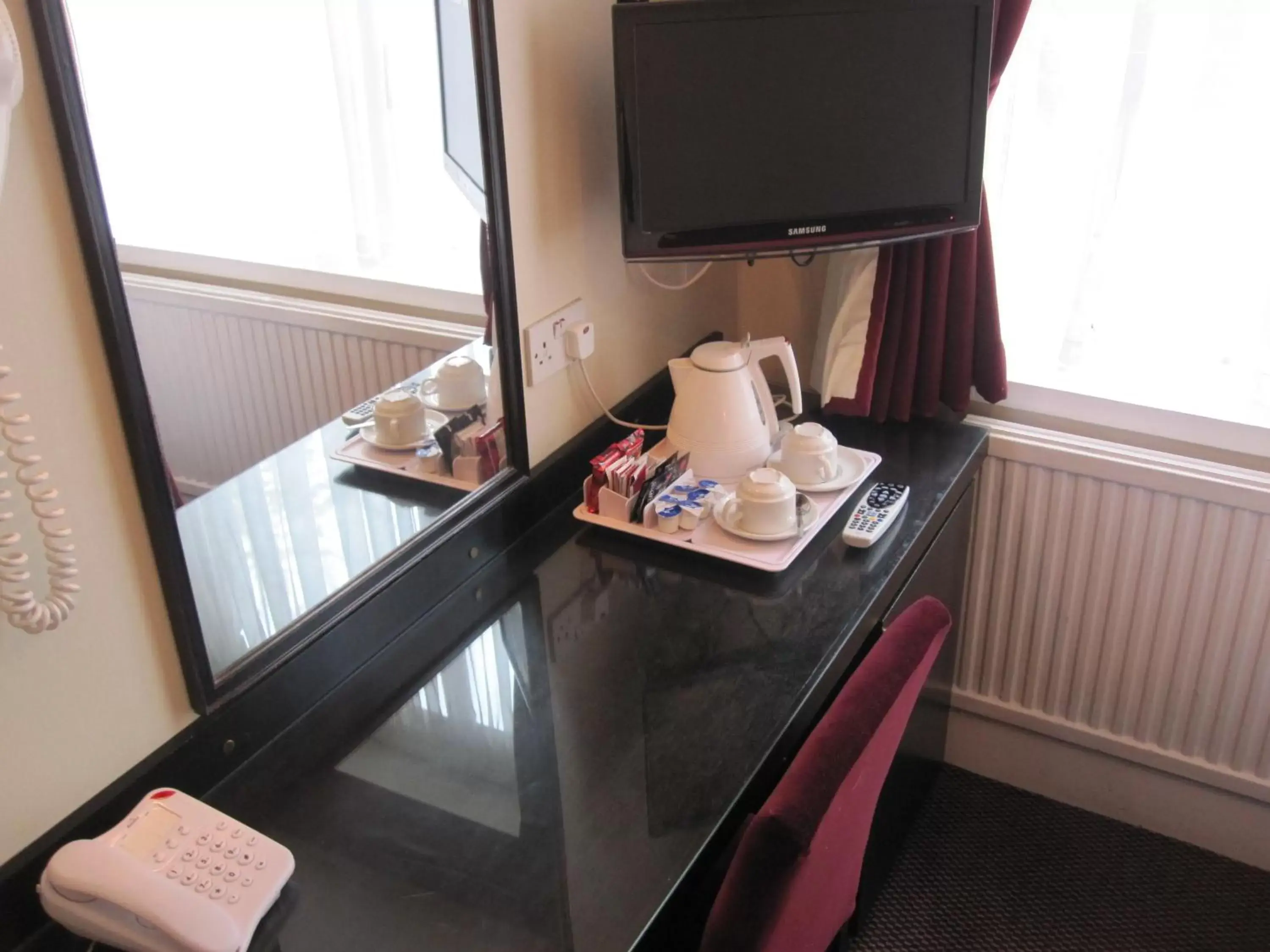 Coffee/tea facilities, TV/Entertainment Center in Mabledon Court Hotel