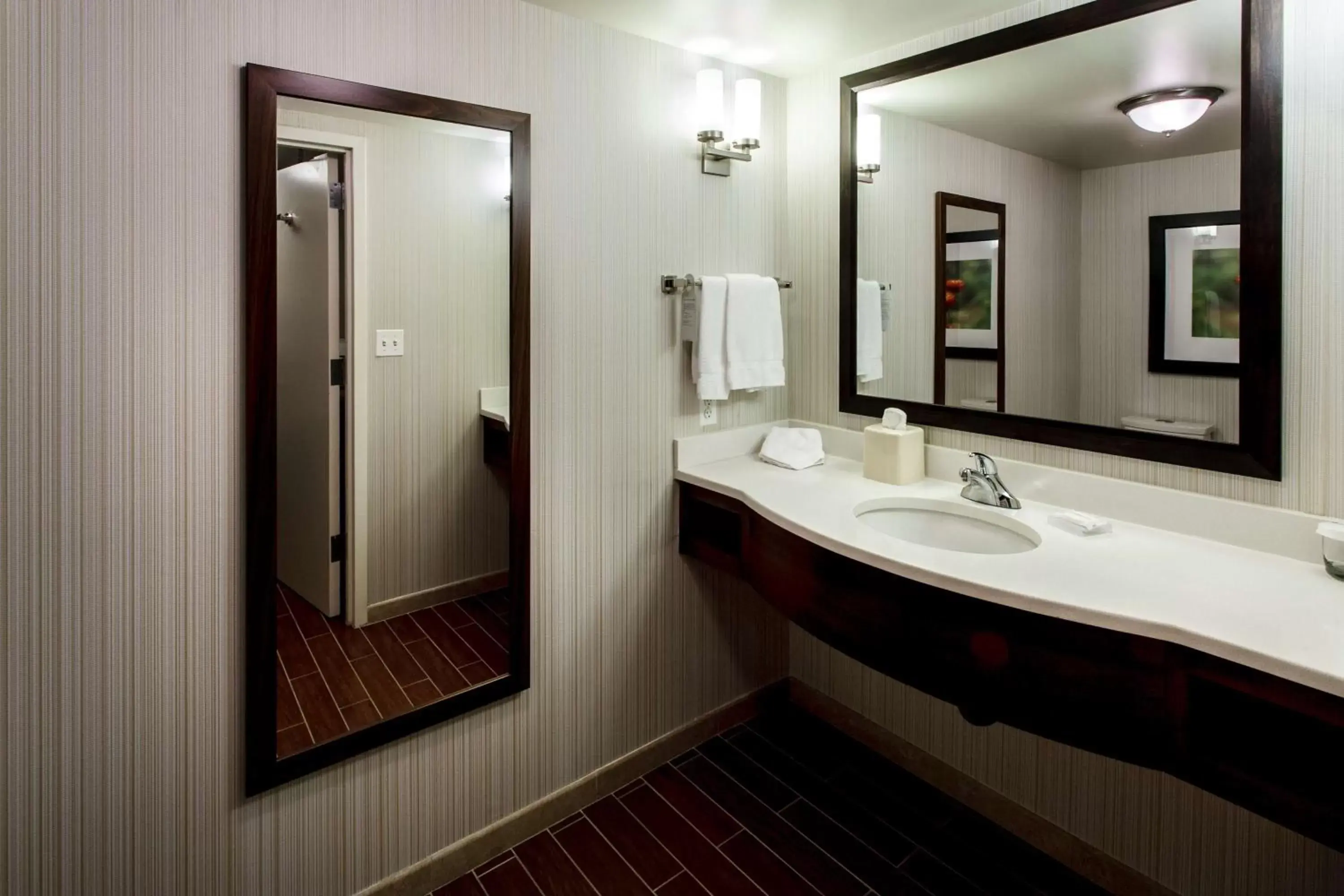 Photo of the whole room, Bathroom in Hilton Garden Inn New York/Staten Island