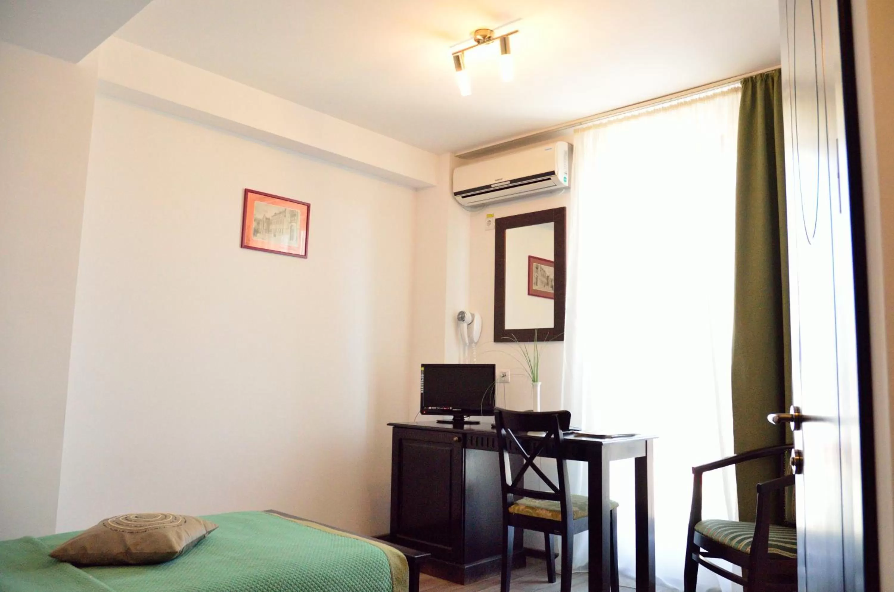 Photo of the whole room, Bed in Hotel Belleville