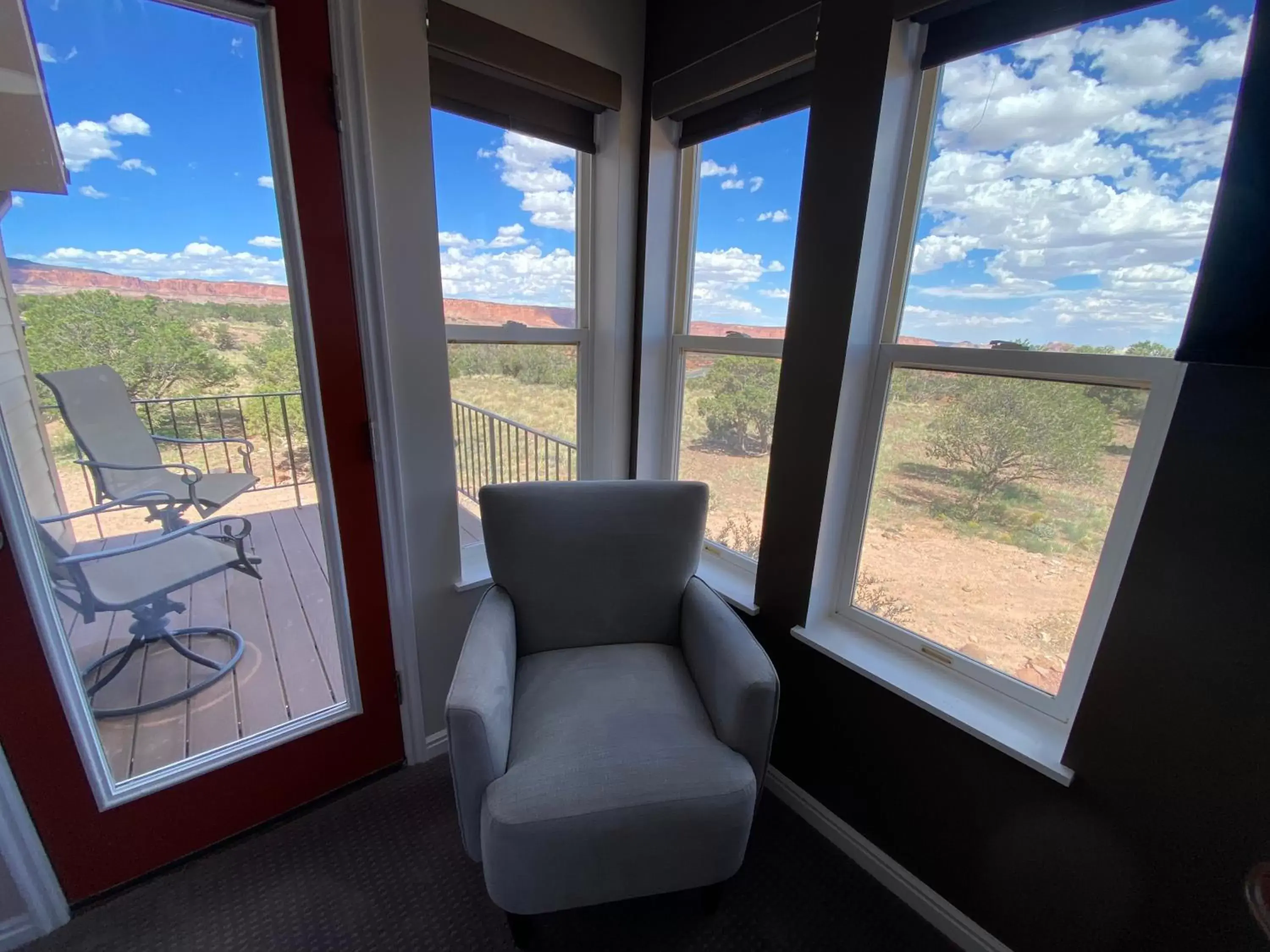 View (from property/room), Seating Area in SkyRidge Inn