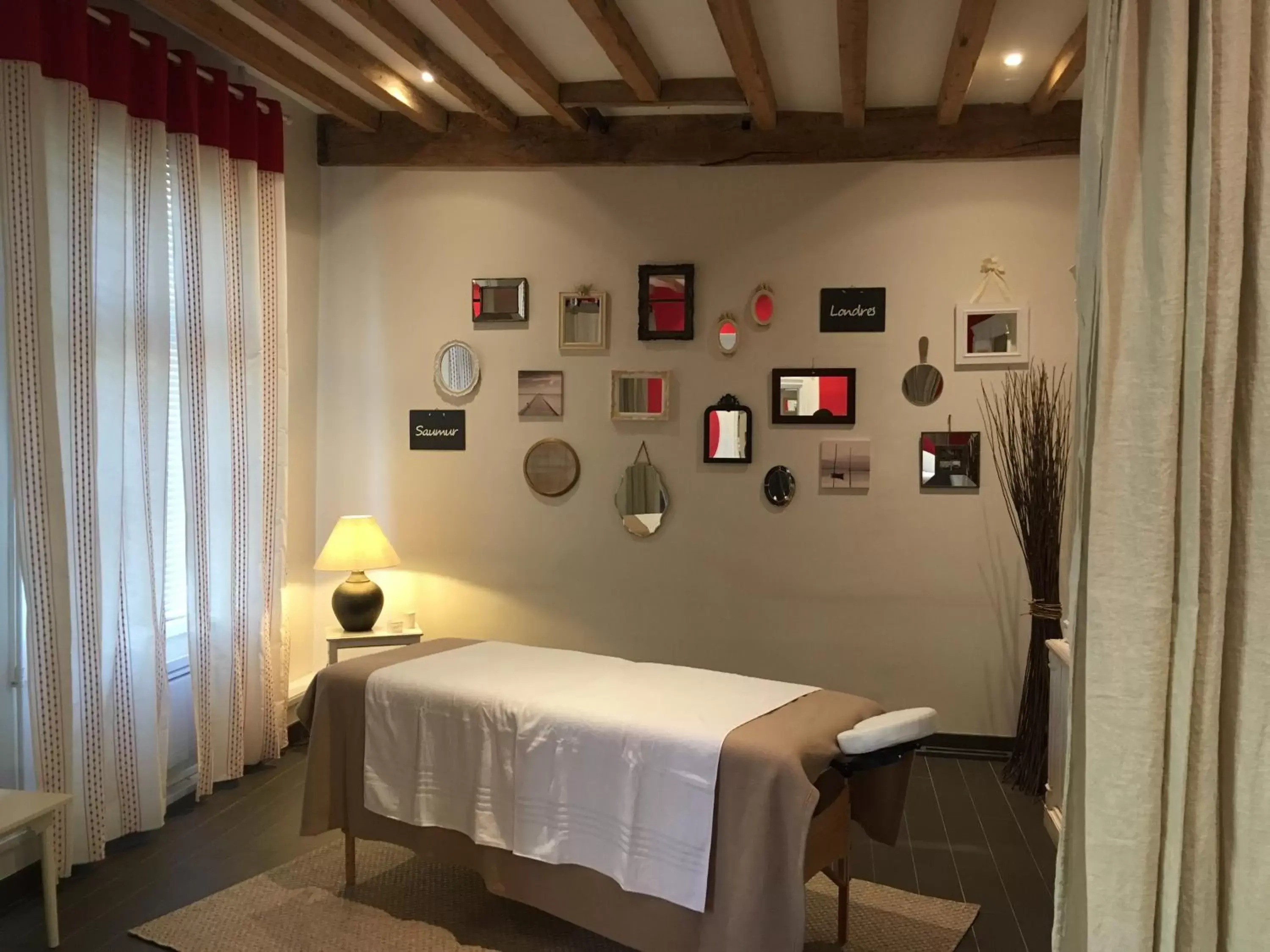 Massage, Spa/Wellness in The Originals Boutique, Hôtel Le Londres, Saumur (Qualys-Hotel)