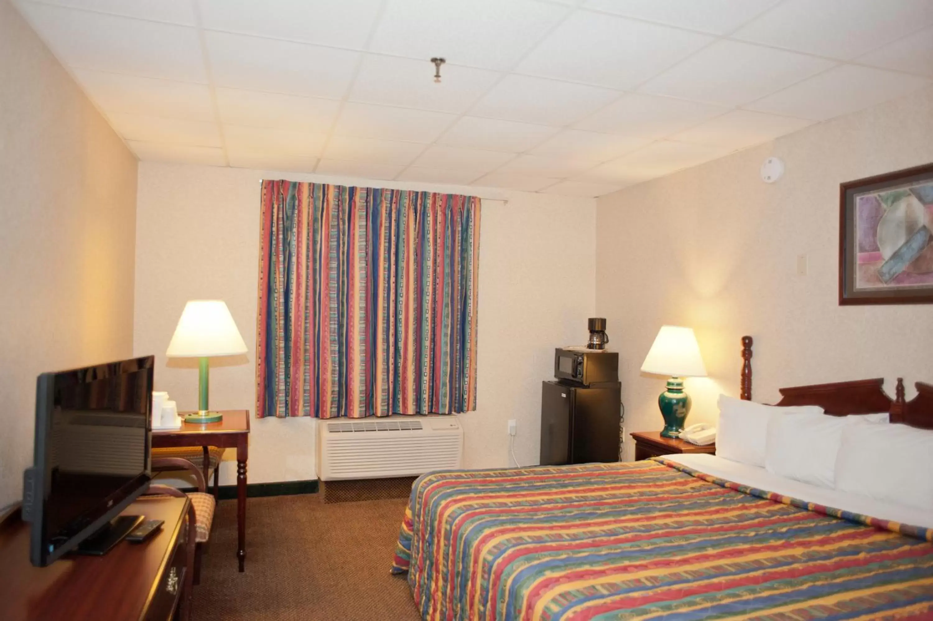 Photo of the whole room, Bed in Days Inn by Wyndham Parsippany