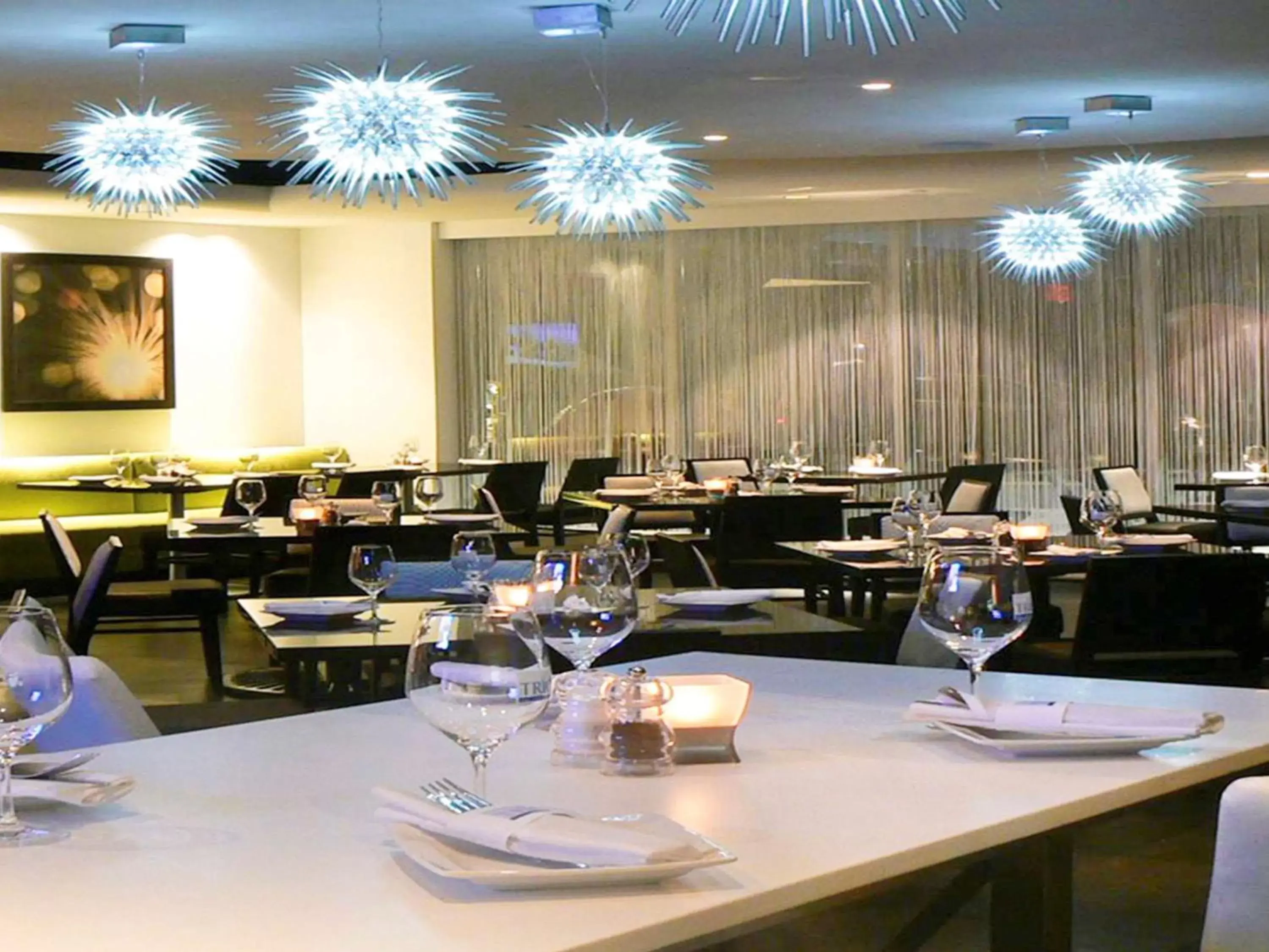 Restaurant/Places to Eat in Novotel Toronto North York