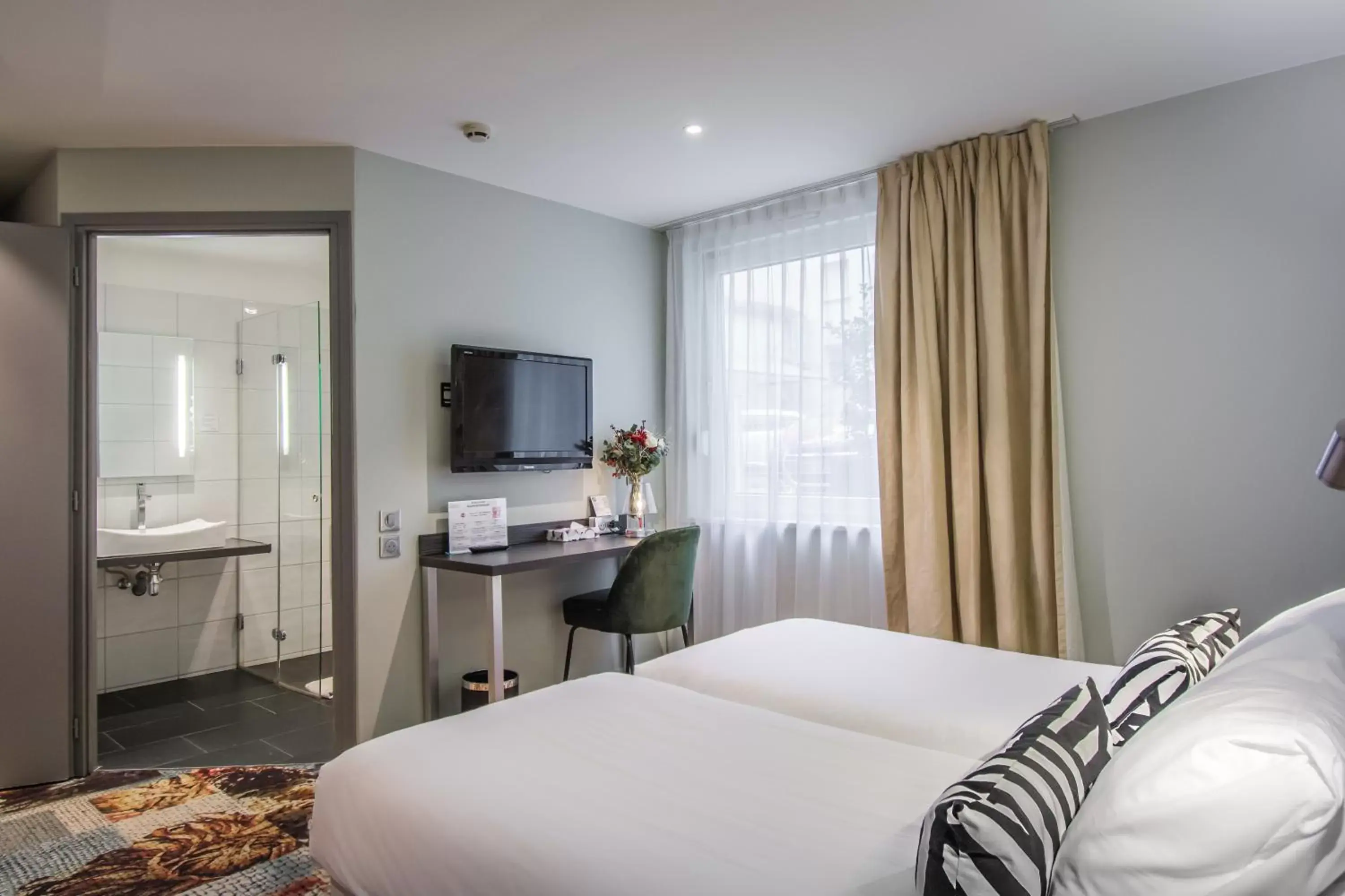 Bedroom, Bed in Hôtel Couvent du Franciscain Centre ville Bedroom, Bed in Hôtel Couvent du Franciscain Centre ville