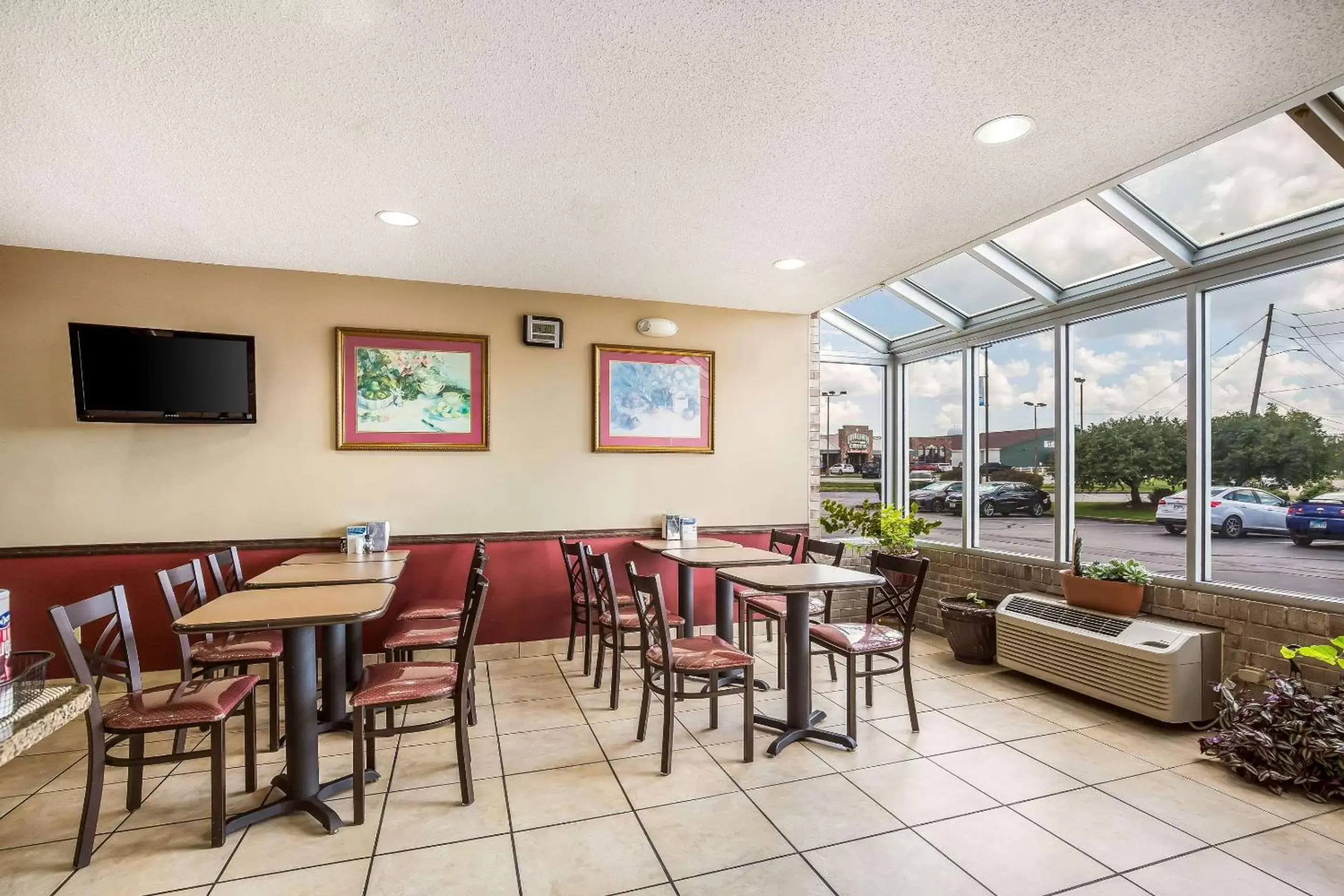 Restaurant/Places to Eat in Econo Lodge Inn & Suites Fairview Heights near I-64 St Louis