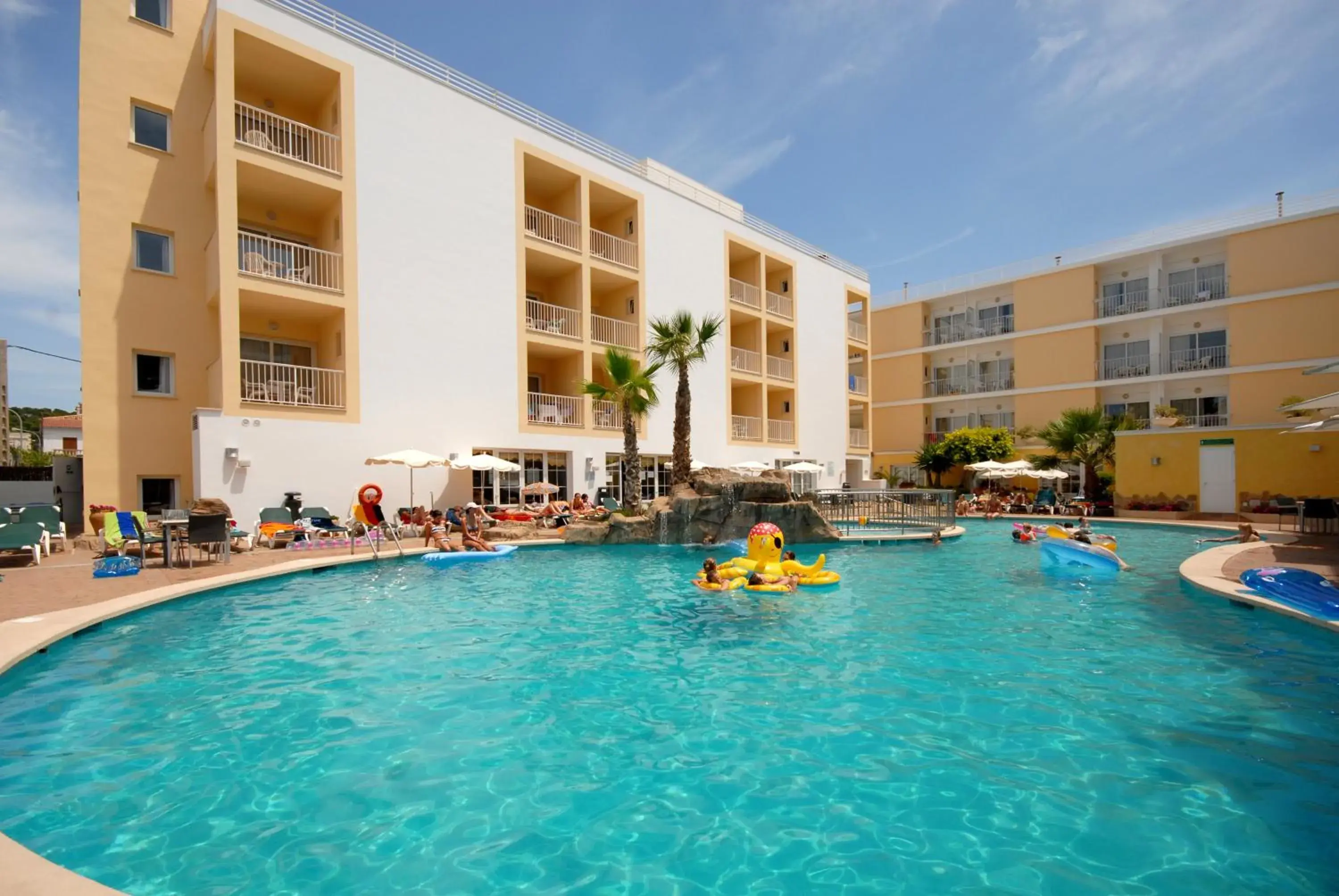 Swimming Pool in Hotel Capricho