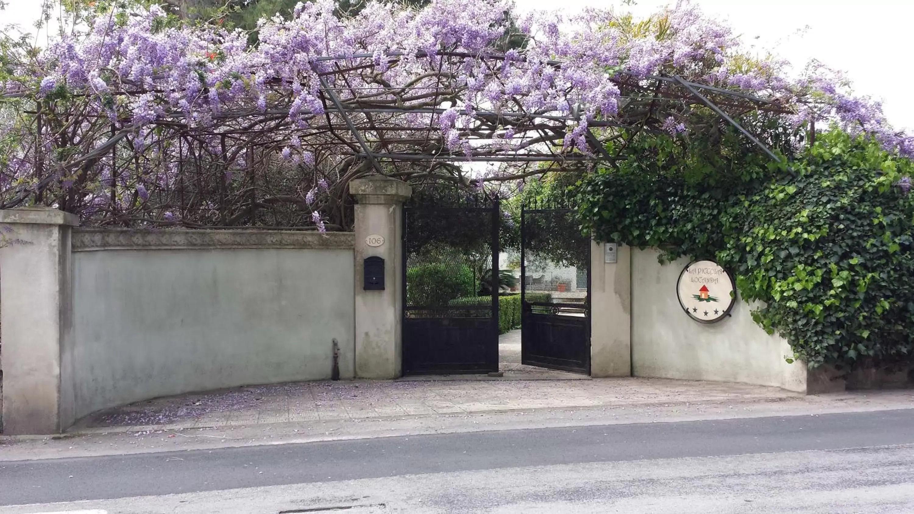 Facade/entrance in La Piccola Locanda