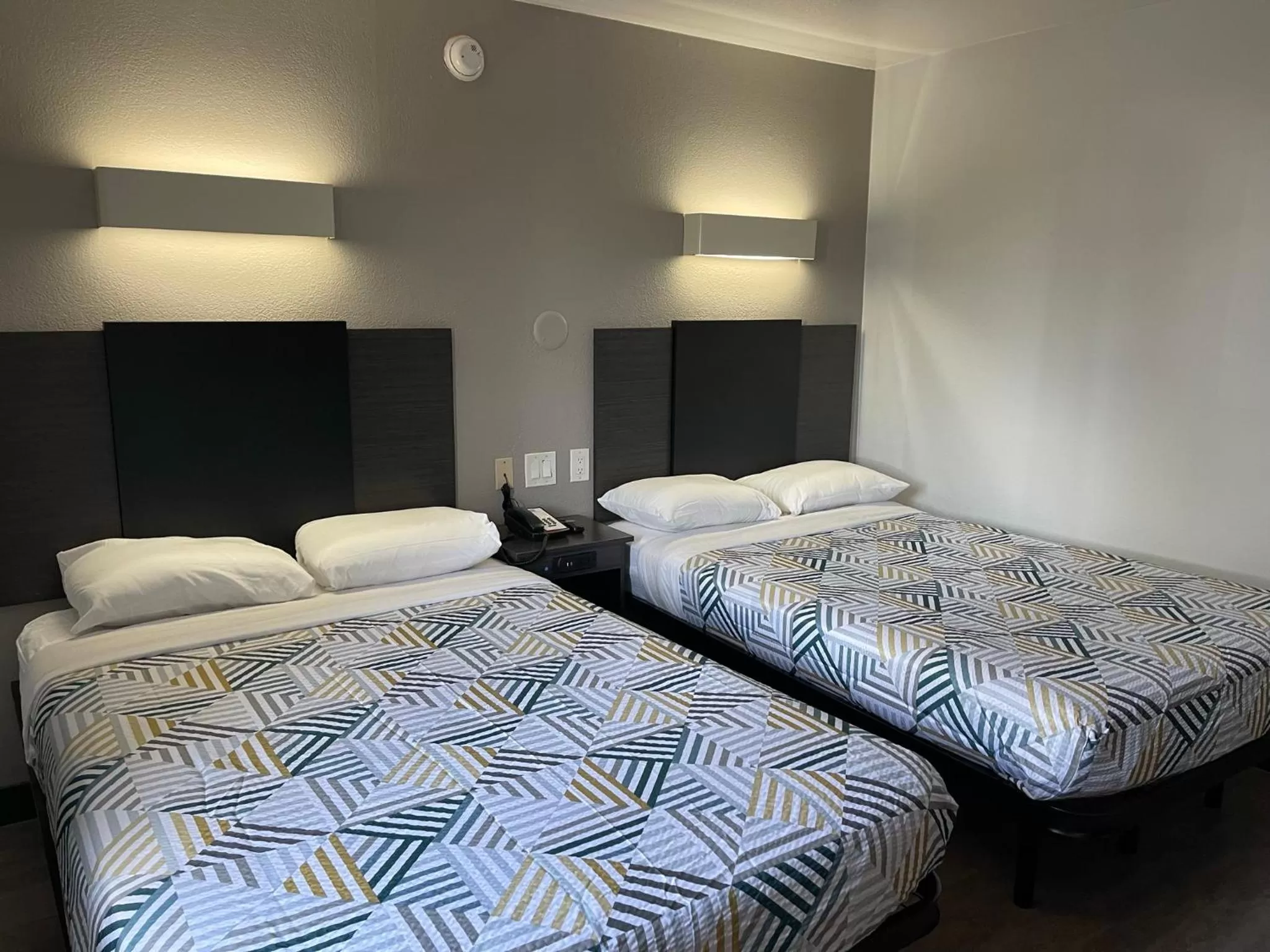 Bedroom, Bed in Motel 6 Denton, TX - UNT