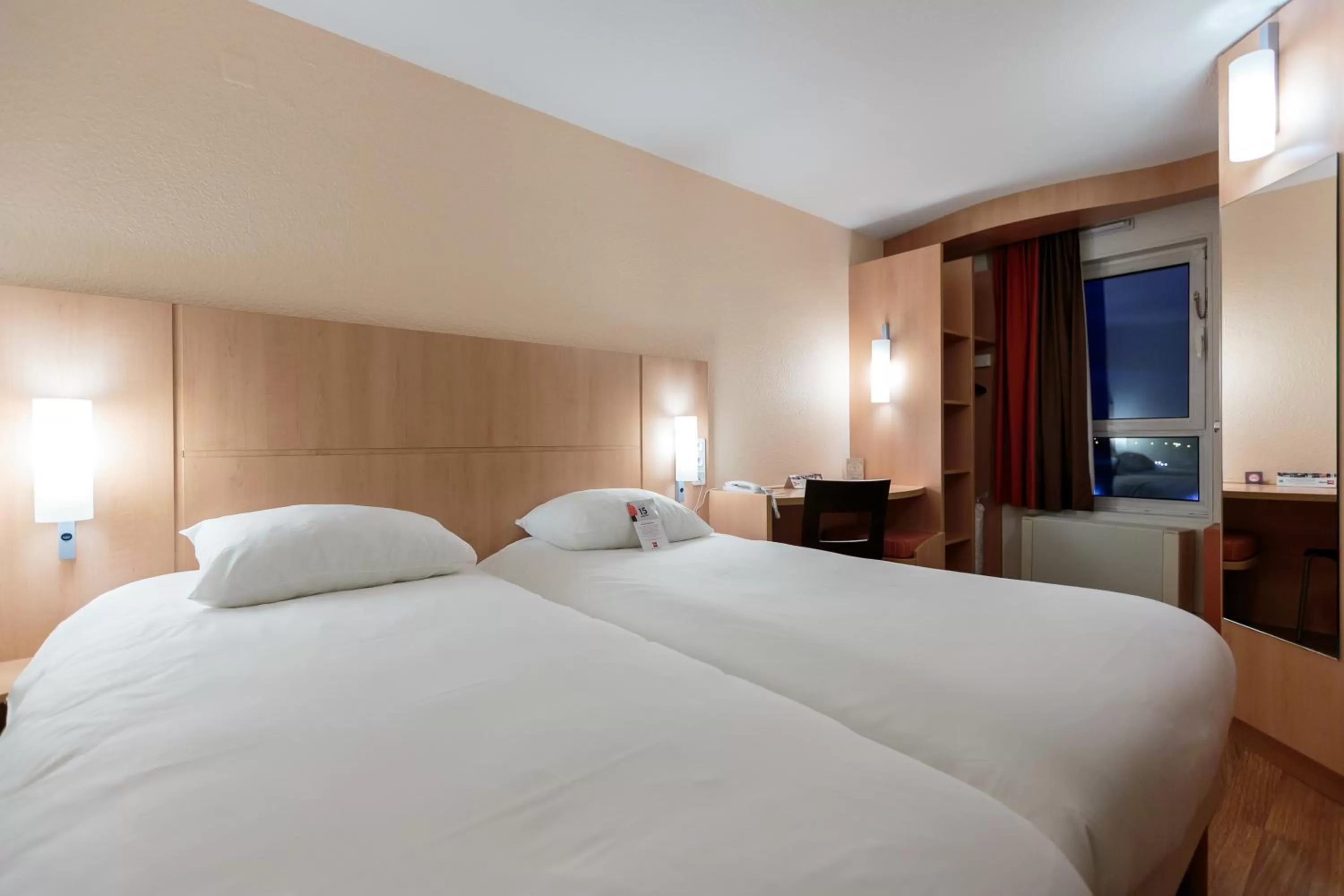 Bedroom, Bed in ibis Clermont Ferrand Sud Herbet