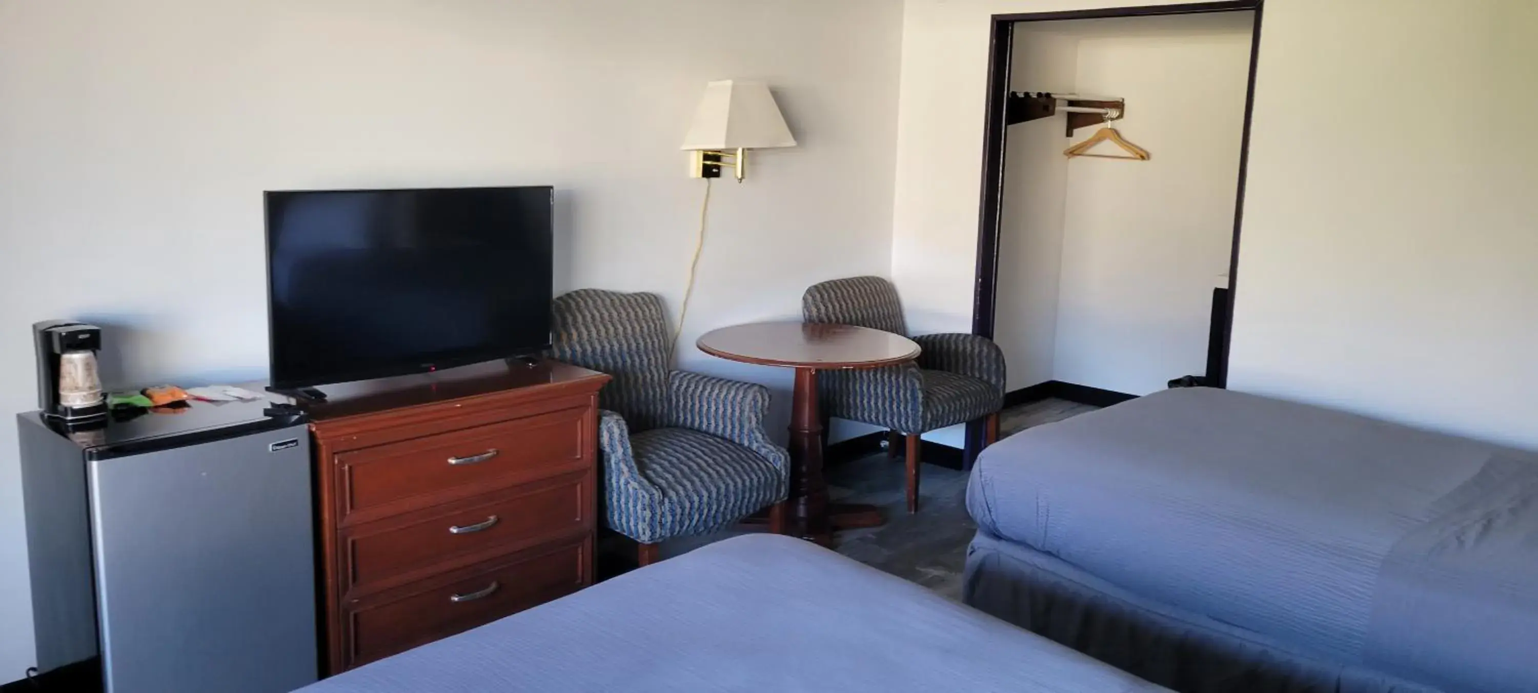 Bedroom, TV/Entertainment Center in Hudson Valley Hotel and Conference Center by Fairbridge