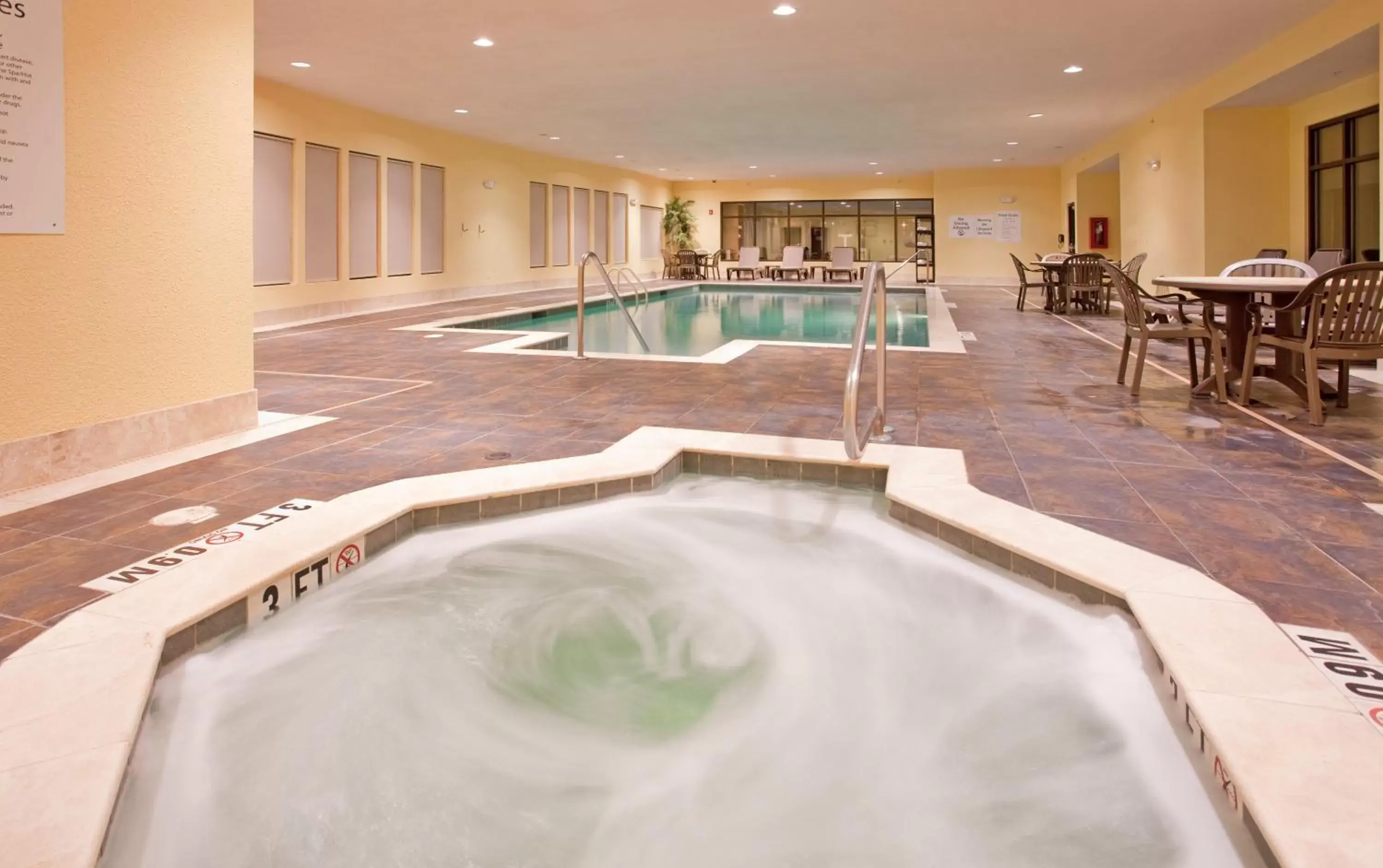 Swimming Pool in Holiday Inn Express Hotel and Suites Saint Robert, an IHG Hotel