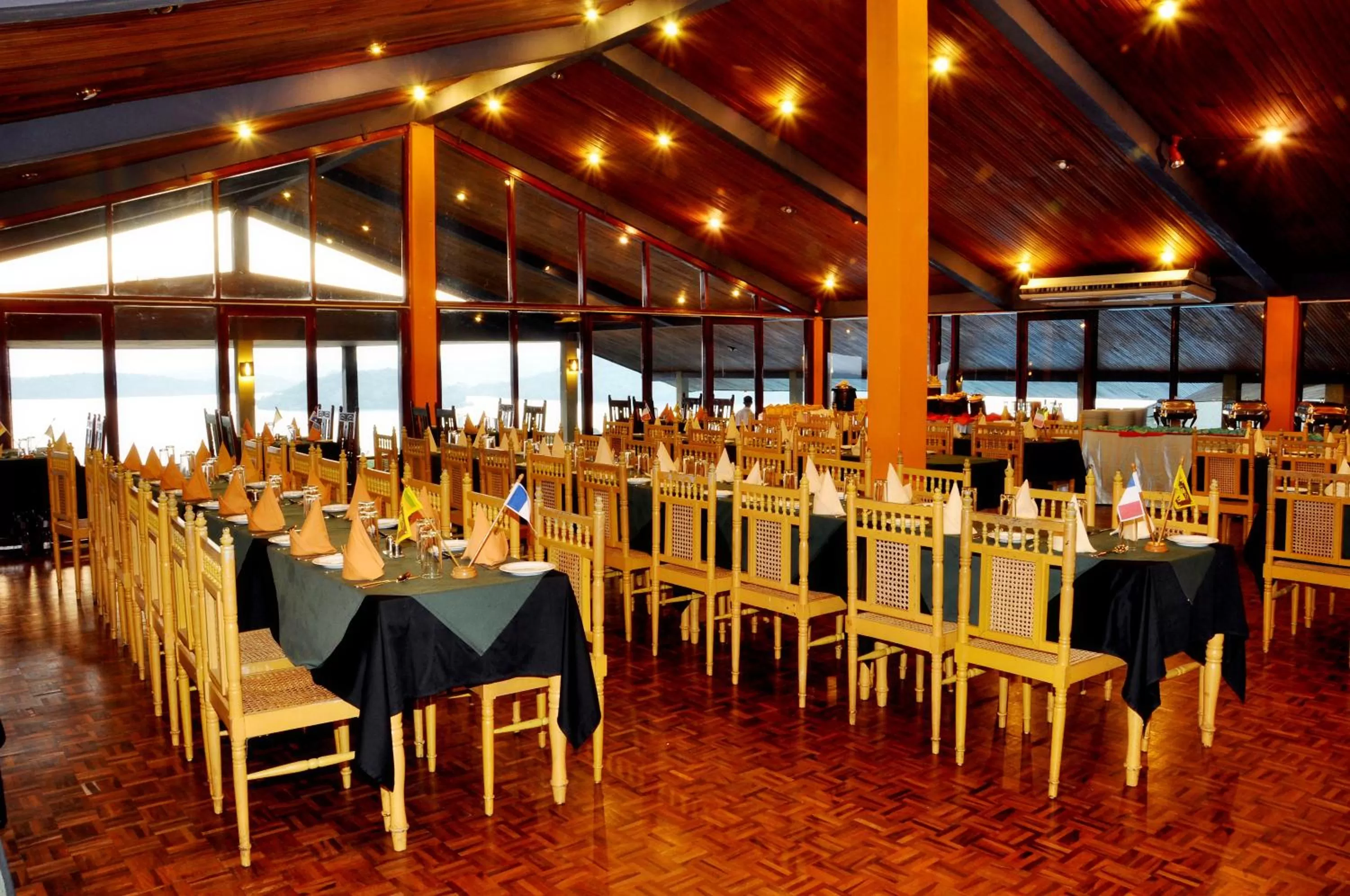 Restaurant/places to eat in Giritale Hotel