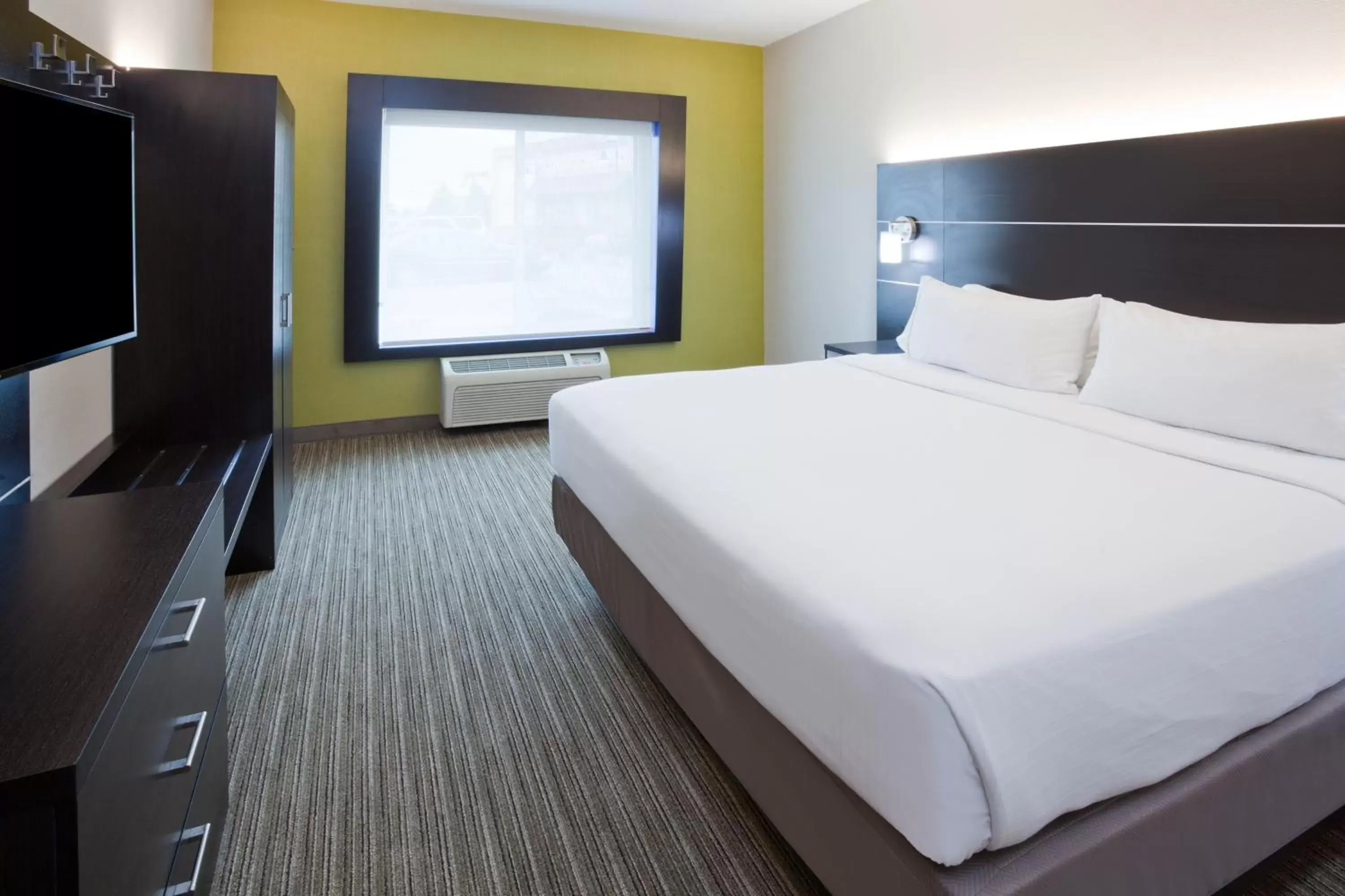 Bed in Holiday Inn Express & Suites - Dickinson, an IHG Hotel