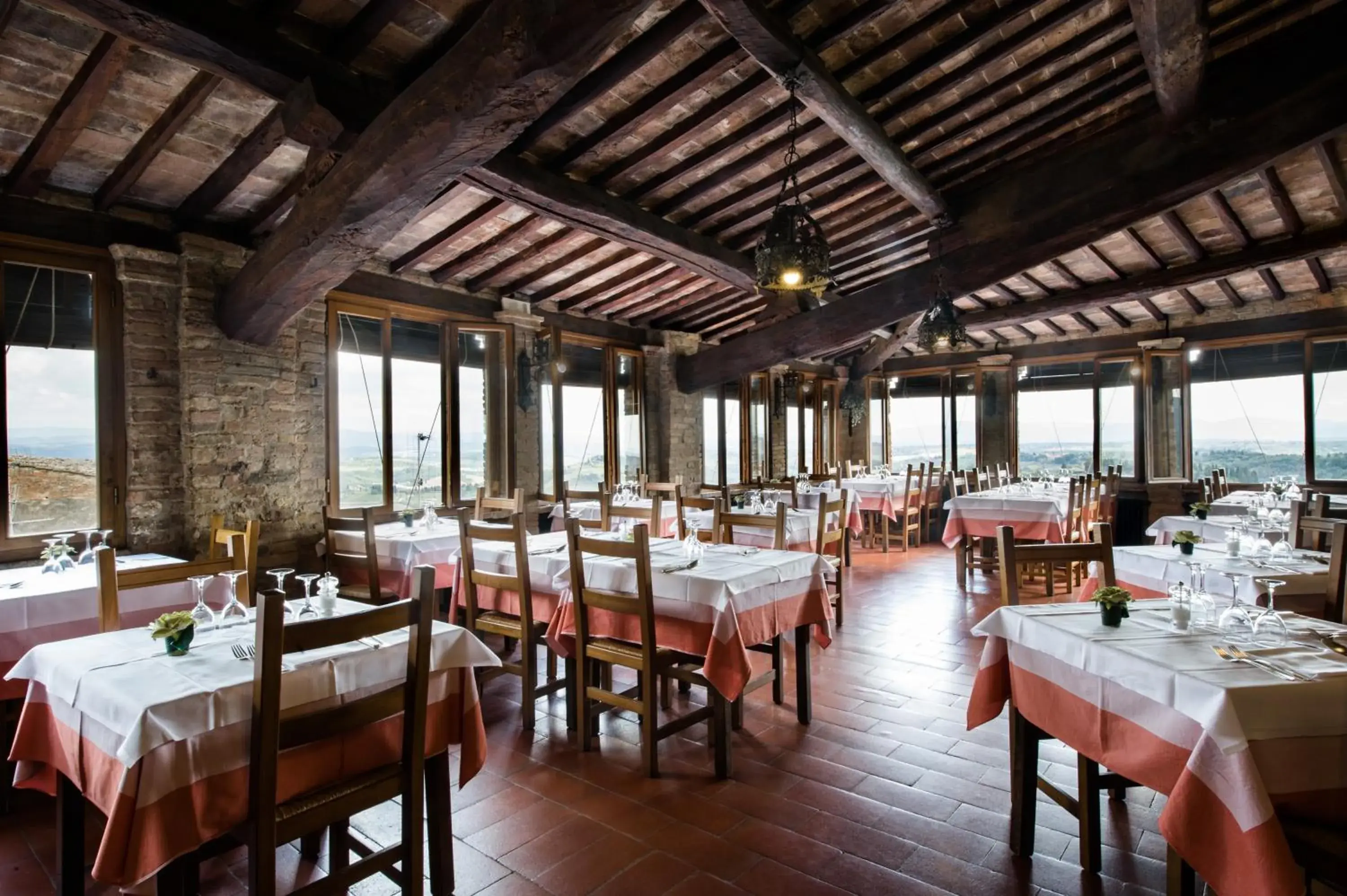 Restaurant/Places to Eat in Hotel La Cisterna