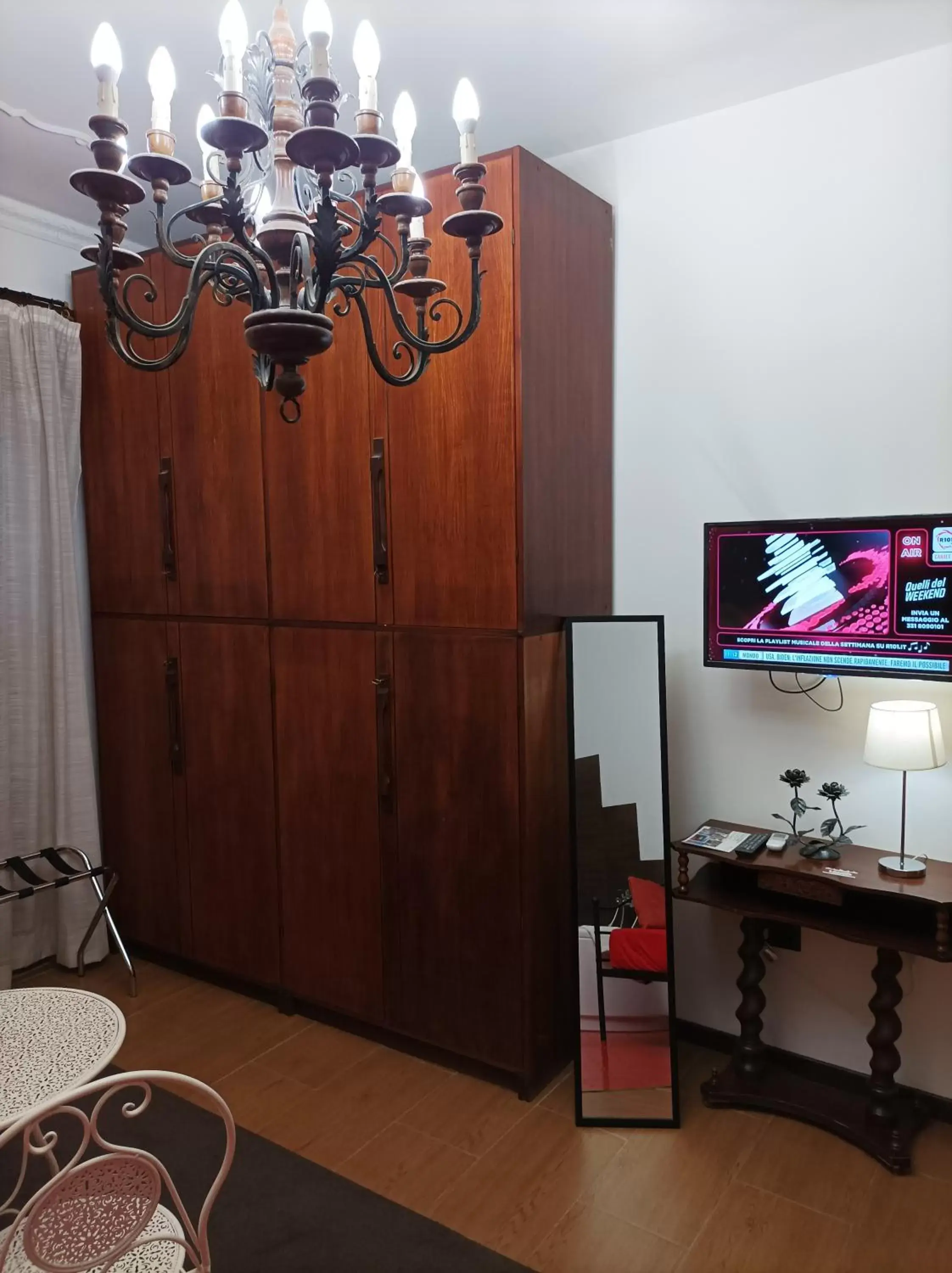 hair dresser, TV/Entertainment Center in B&B Centrum Palmi