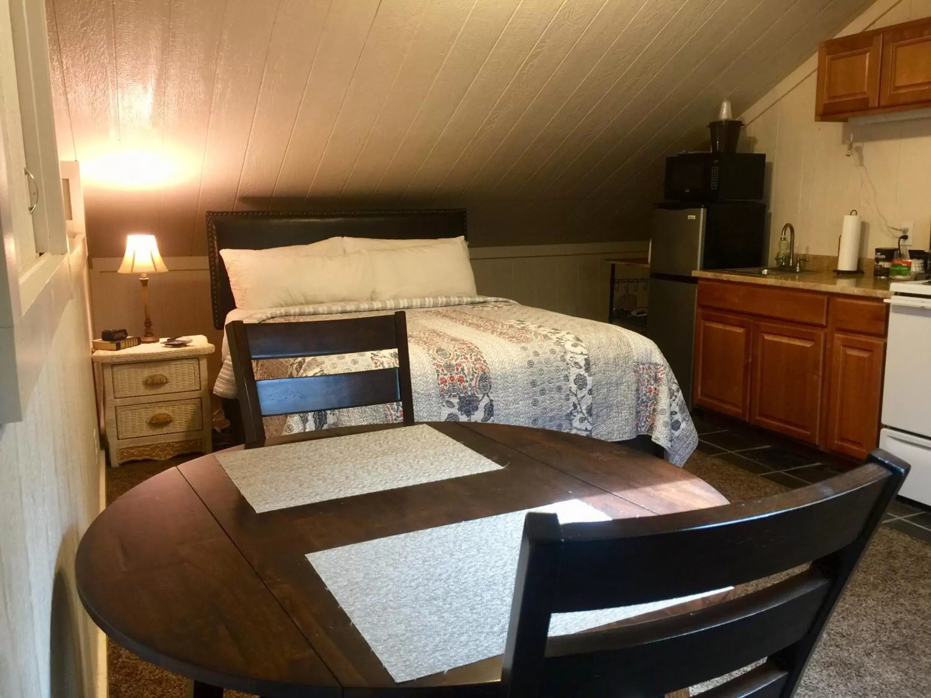 Kitchen or kitchenette, Bed in Timber Ridge Lodge Ouray