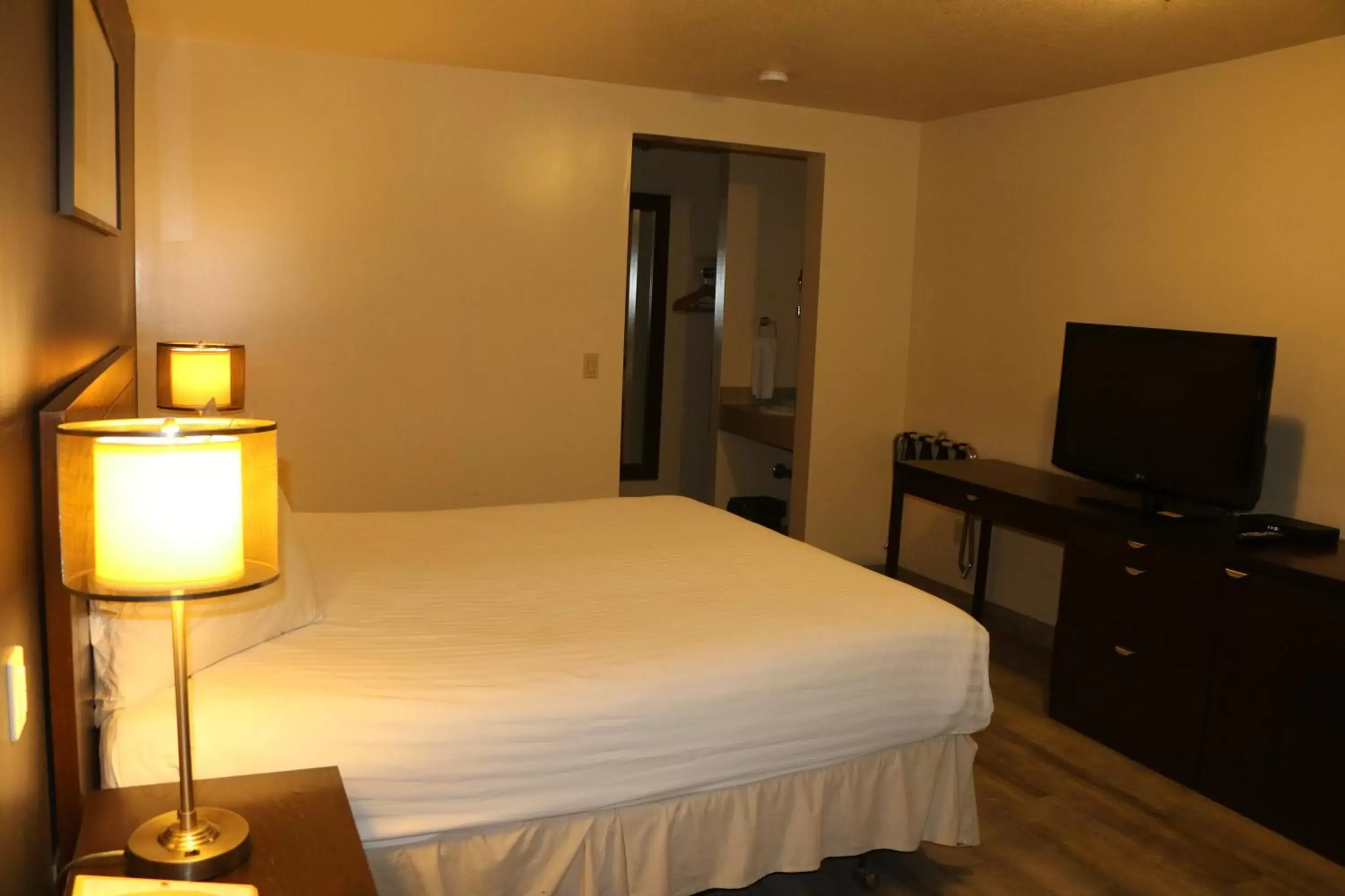 TV and multimedia, Bed in Empire Inn & Suites