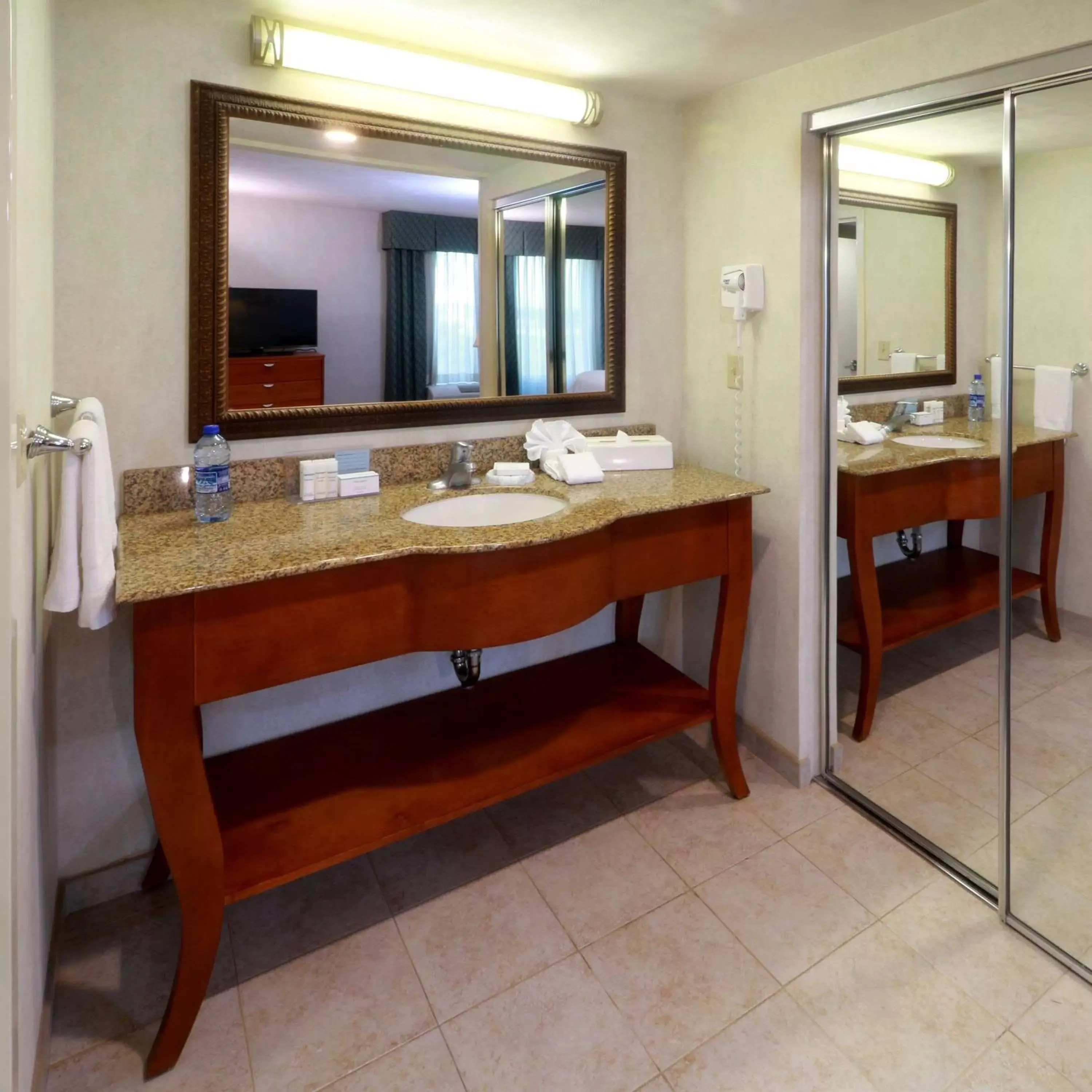 Bathroom in Hampton by Hilton Reynosa Zona Industrial