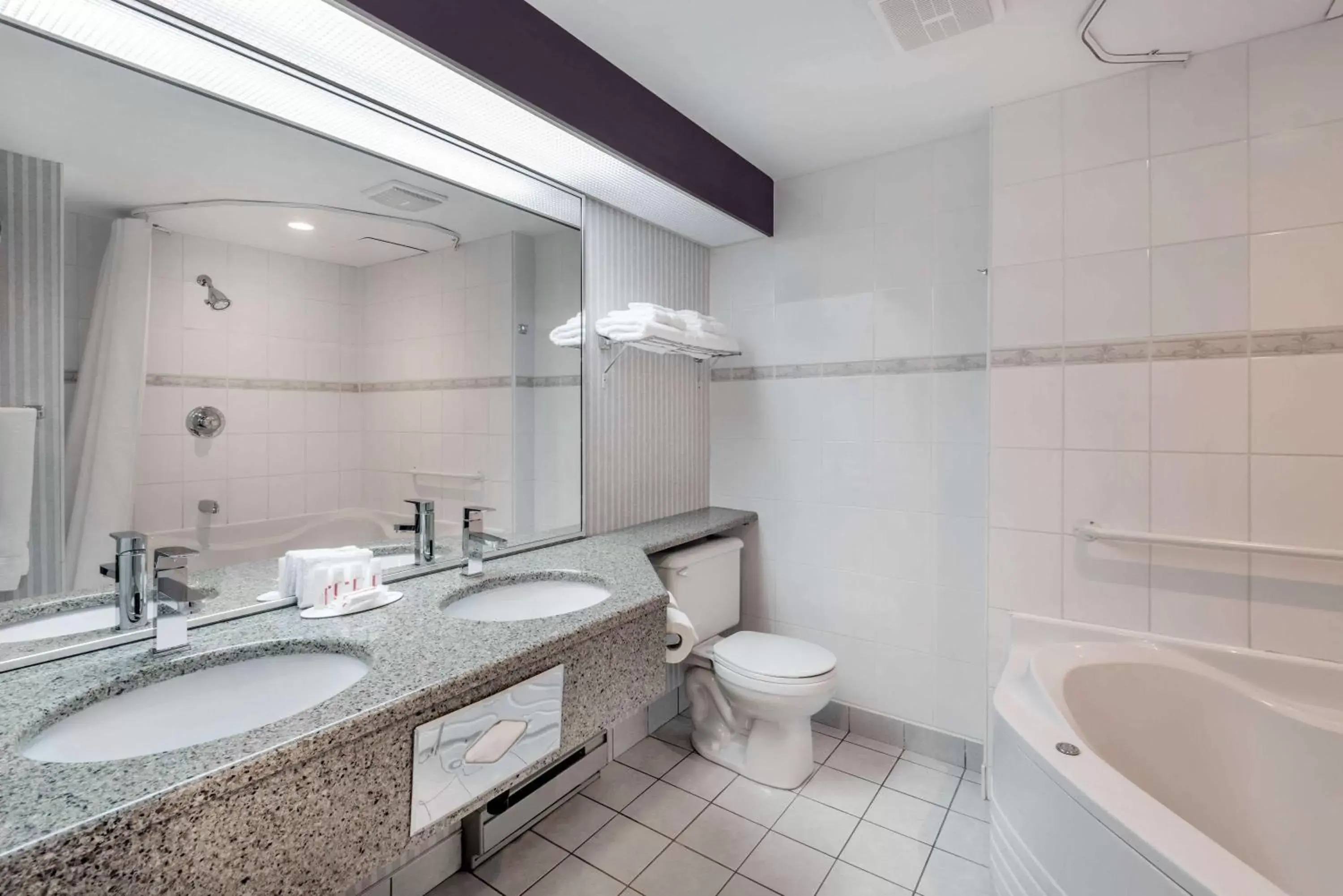 Bathroom in Ramada Plaza by Wyndham Gatineau/Manoir du Casino