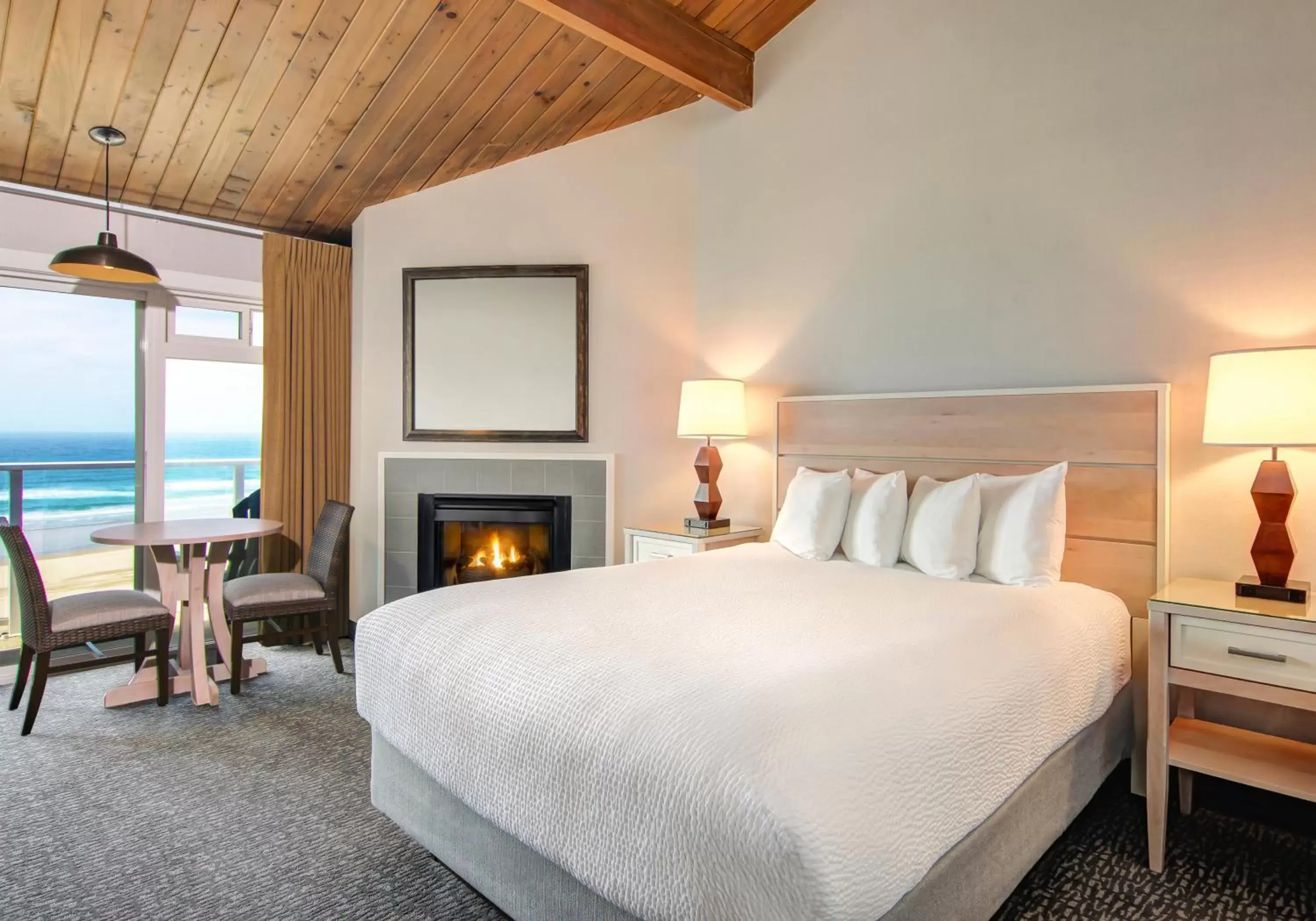 Traditional Queen Fireplace Top Floor - No Pets Allowed in Hallmark Resort - Newport Traditional Queen Fireplace Top Floor - No Pets Allowed in Hallmark Resort - Newport