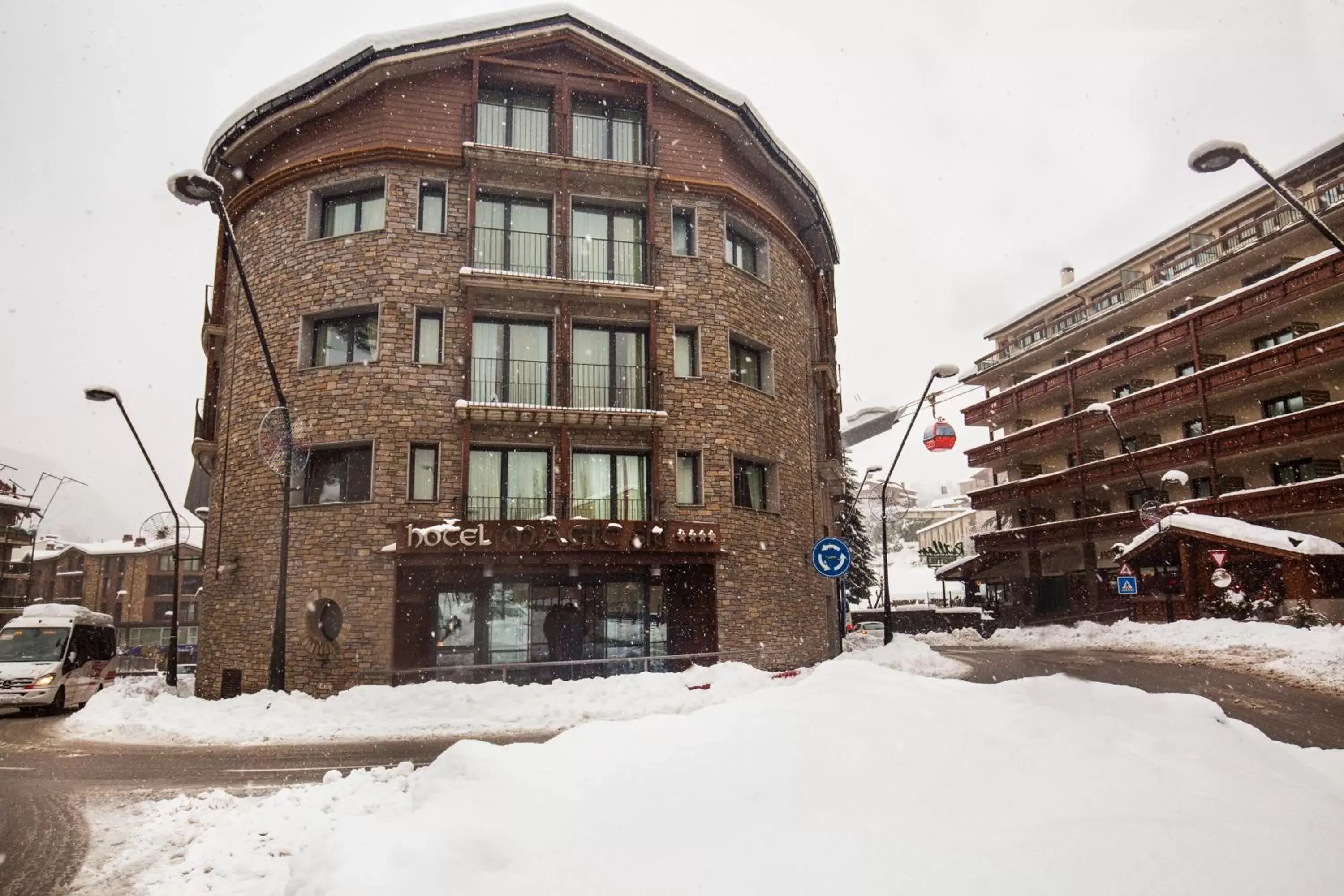 Facade/entrance, Winter in Hotel Màgic Ski