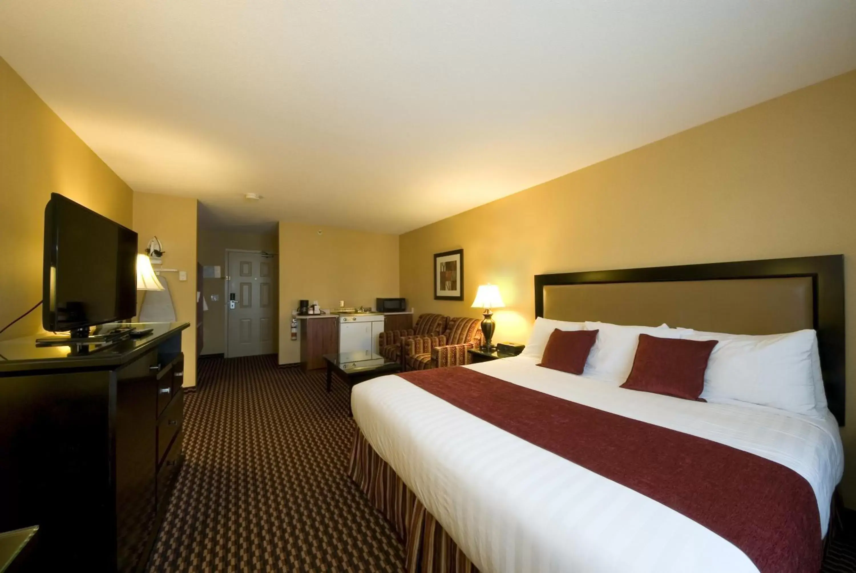 Photo of the whole room, Bed in Ramada by Wyndham Surrey/Langley