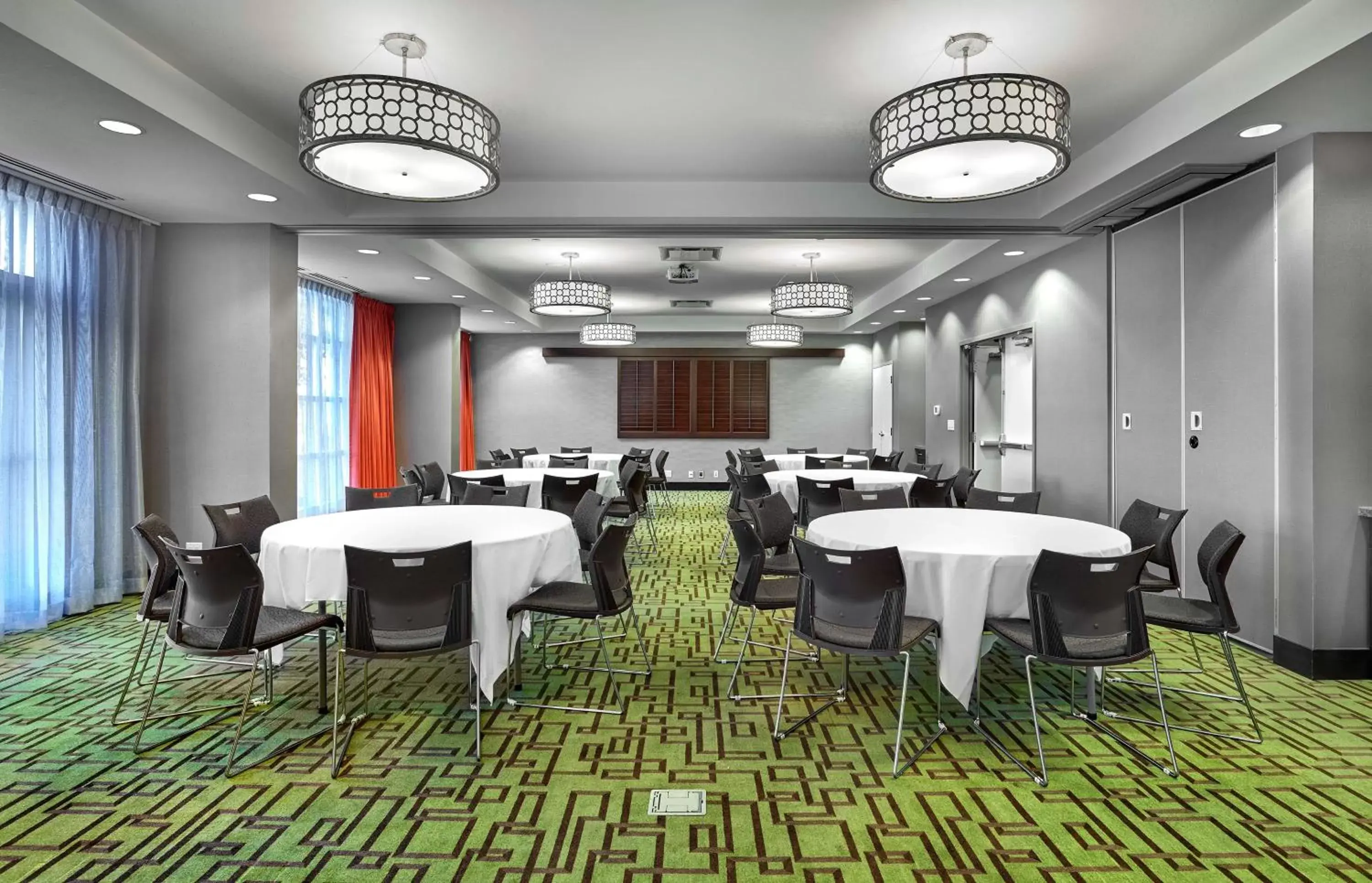 Meeting/conference room in Hampton Inn by Hilton Calgary Airport North