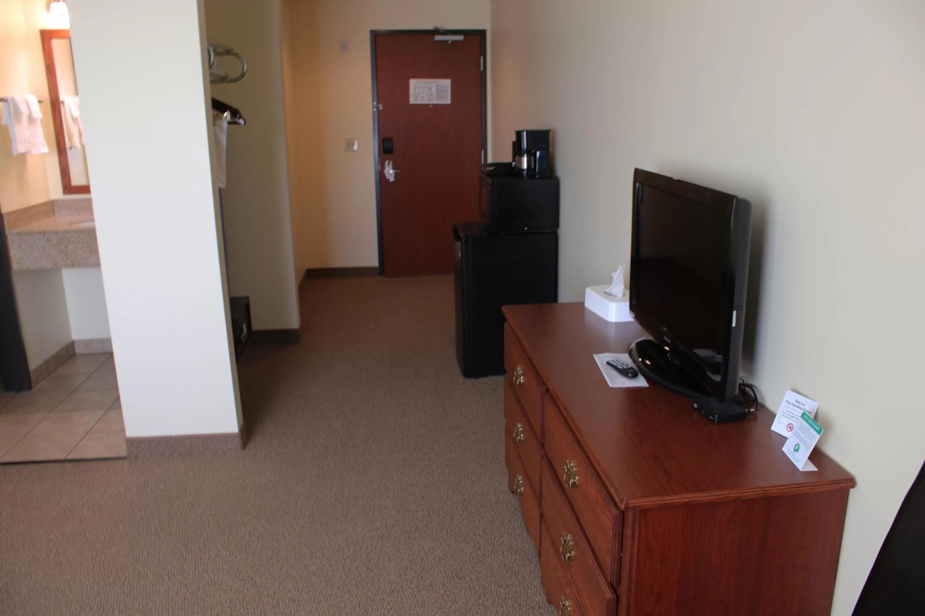 TV and multimedia in The Edgewood Hotel and Suites