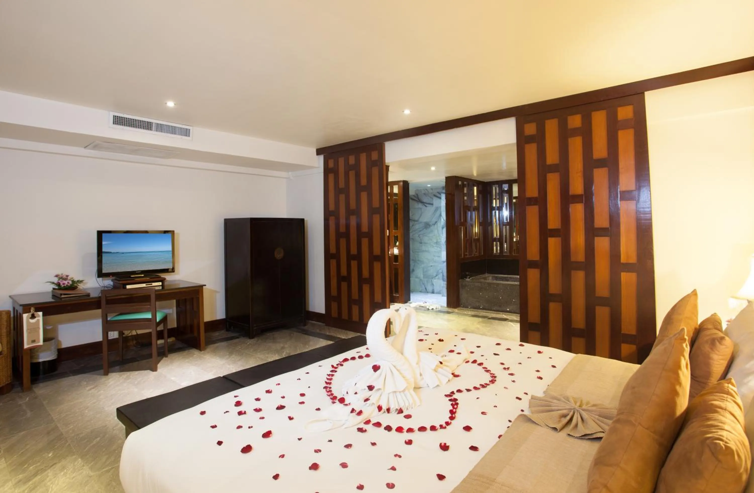 Photo of the whole room, Bed in Baan Yin Dee Boutique Resort Phuket - SHA Plus