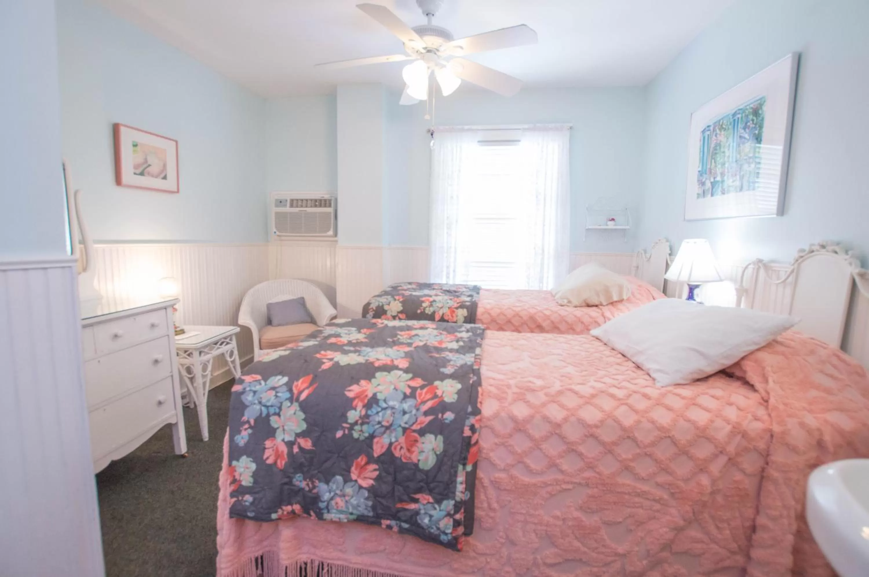 Bed in Terrace Inn and 1911 Restaurant