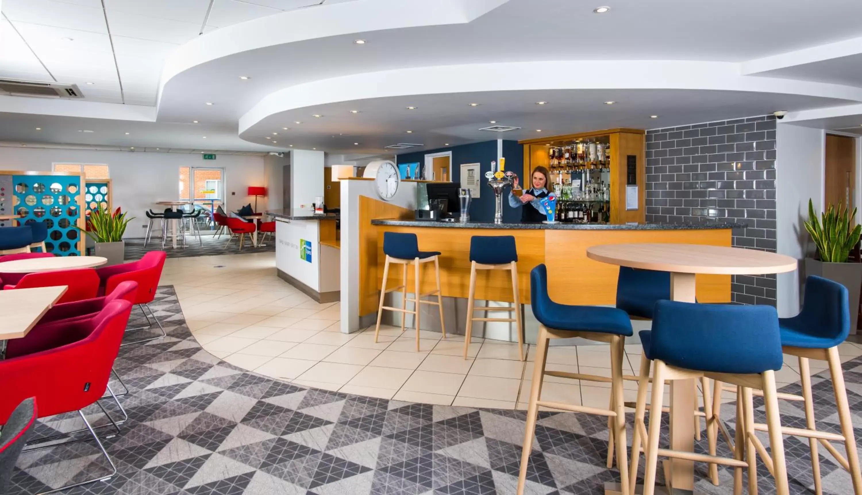 Lounge or bar, Lounge/Bar in Holiday Inn Express Southampton West, an IHG Hotel