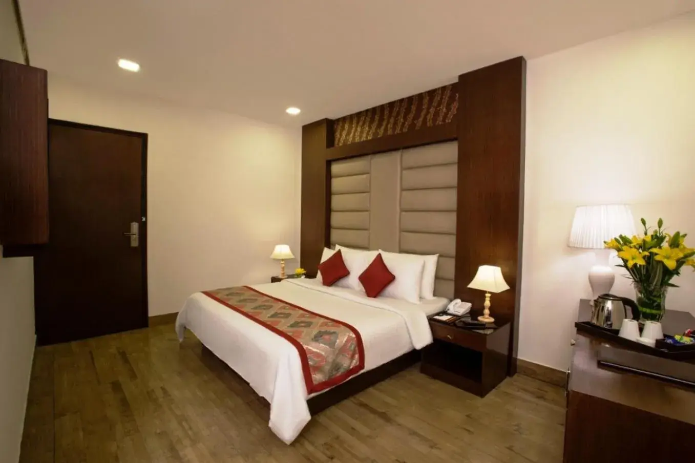 Photo of the whole room, Bed in Taurus Sarovar Portico
