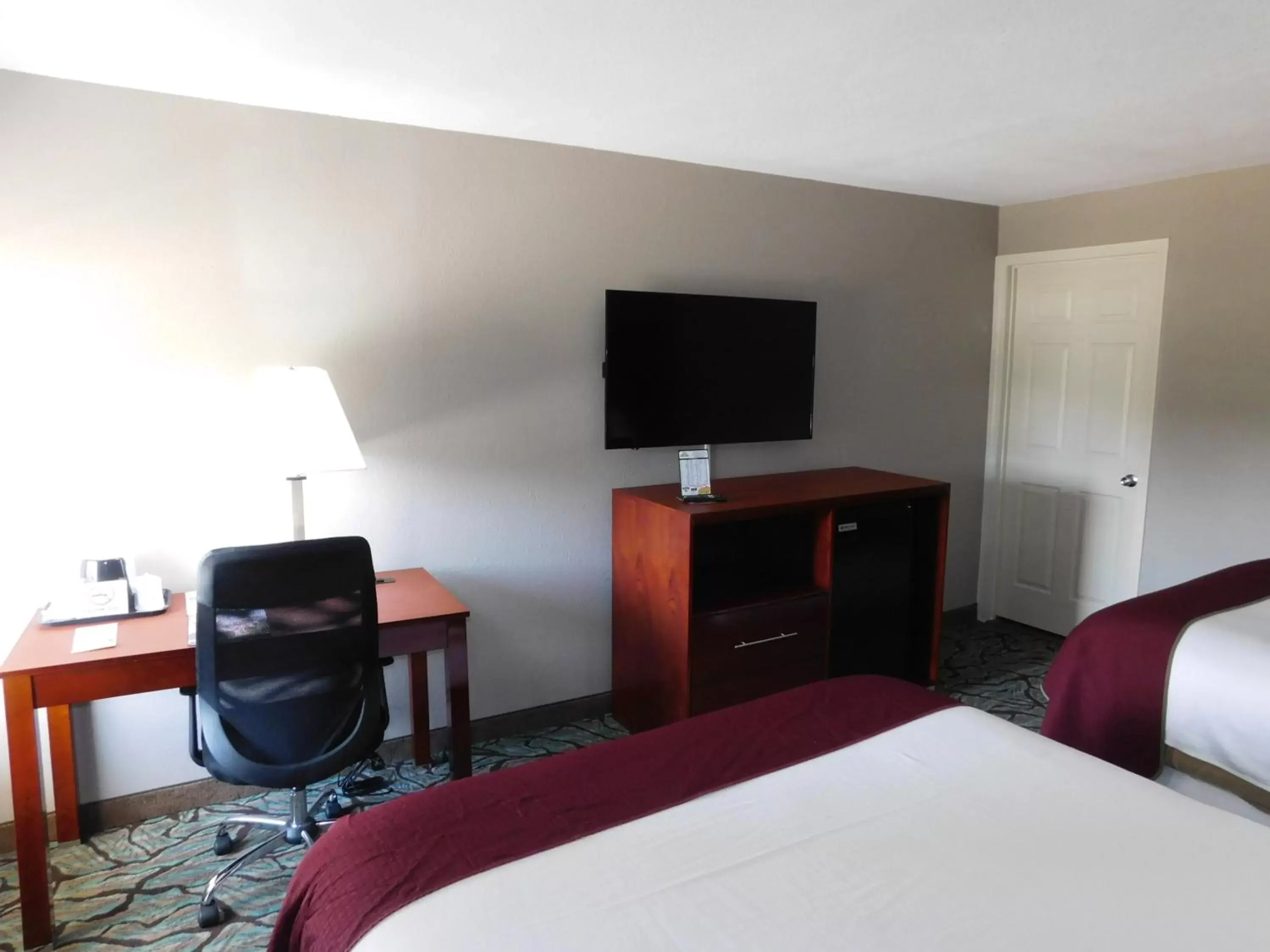 Bedroom, TV/Entertainment Center in Days Inn by Wyndham West Des Moines - Clive