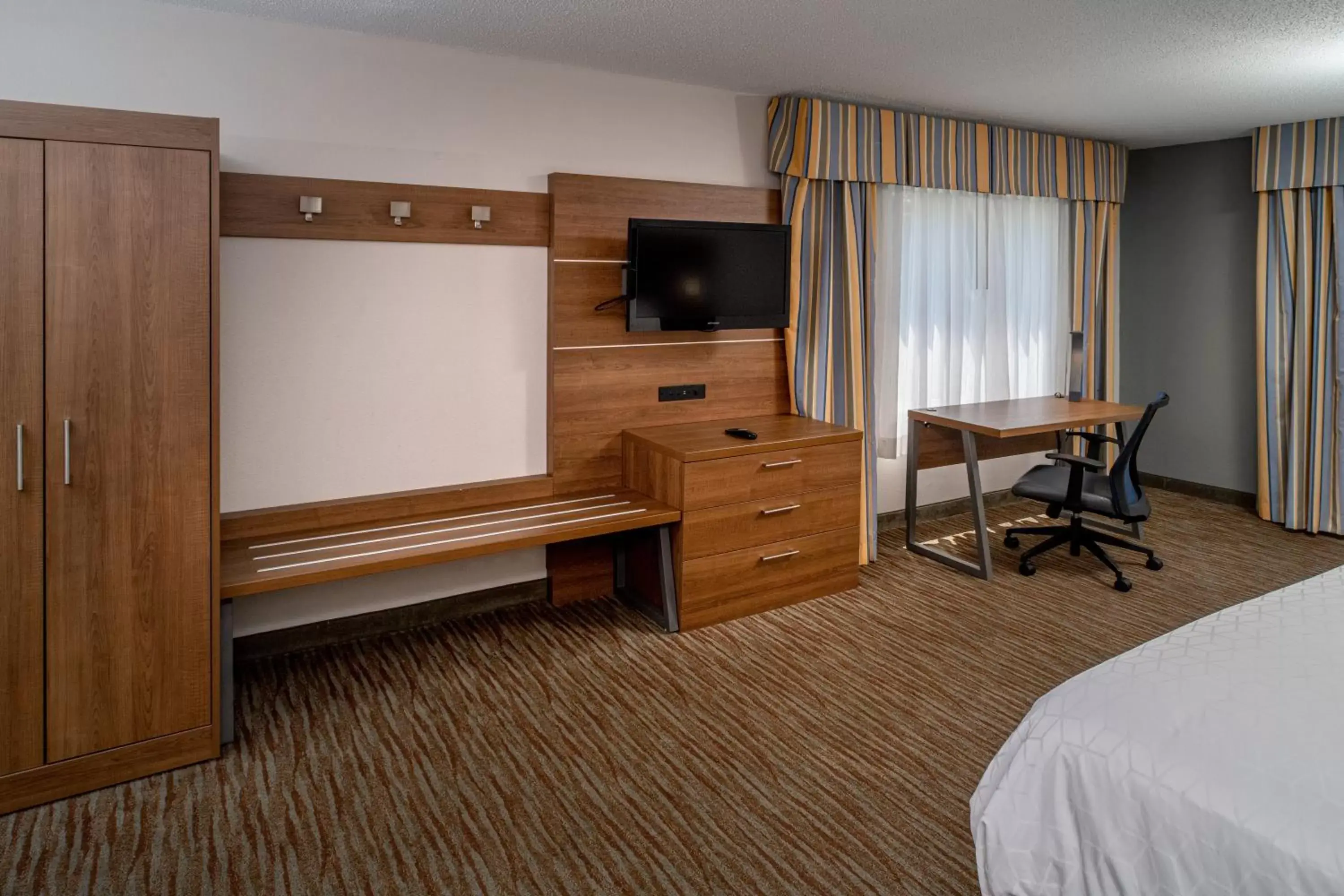 Bedroom, TV/Entertainment Center in Holiday Inn Express and Suites Pikeville, an IHG Hotel