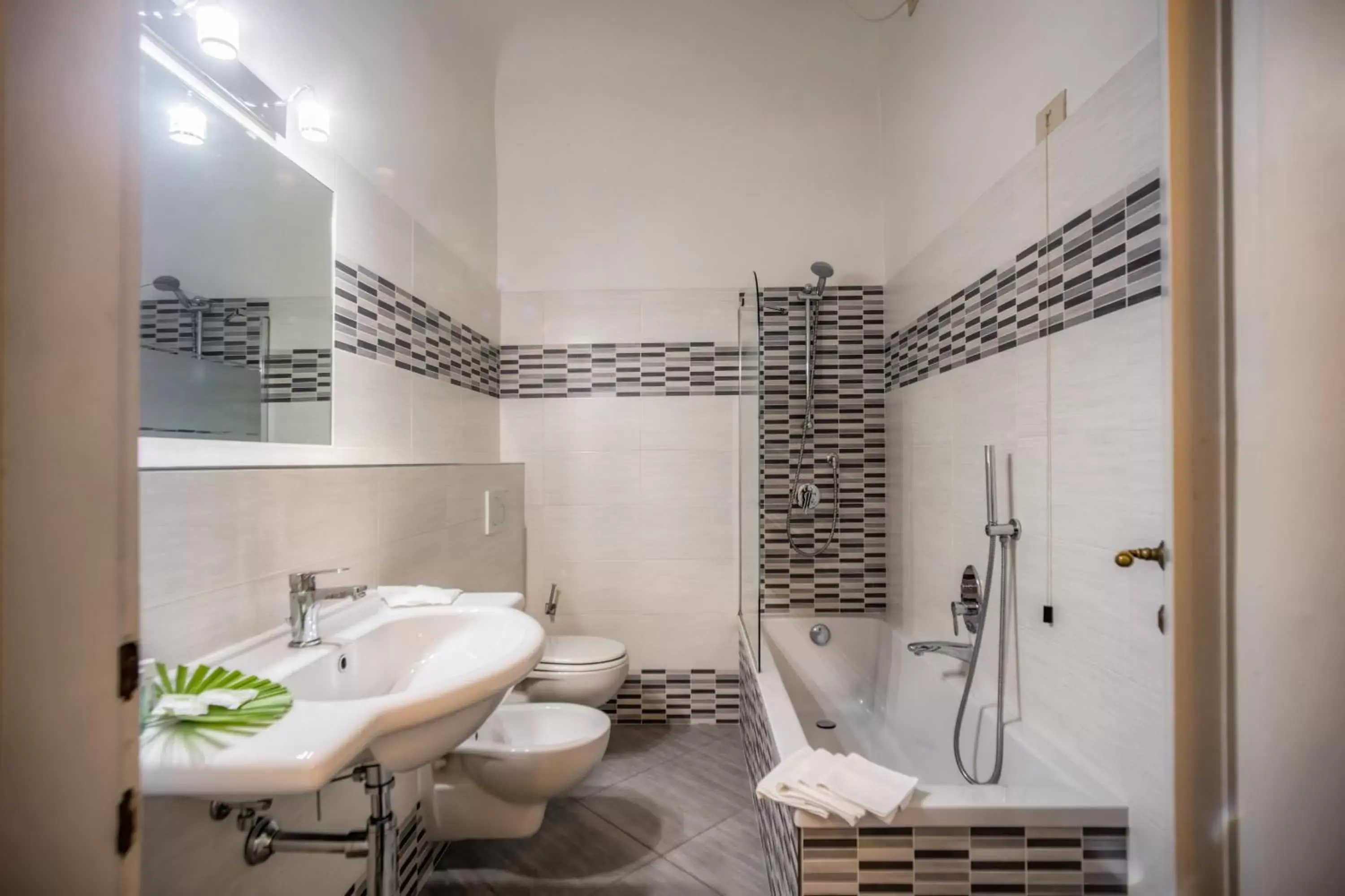 Shower, Bathroom in Hotel Martelli