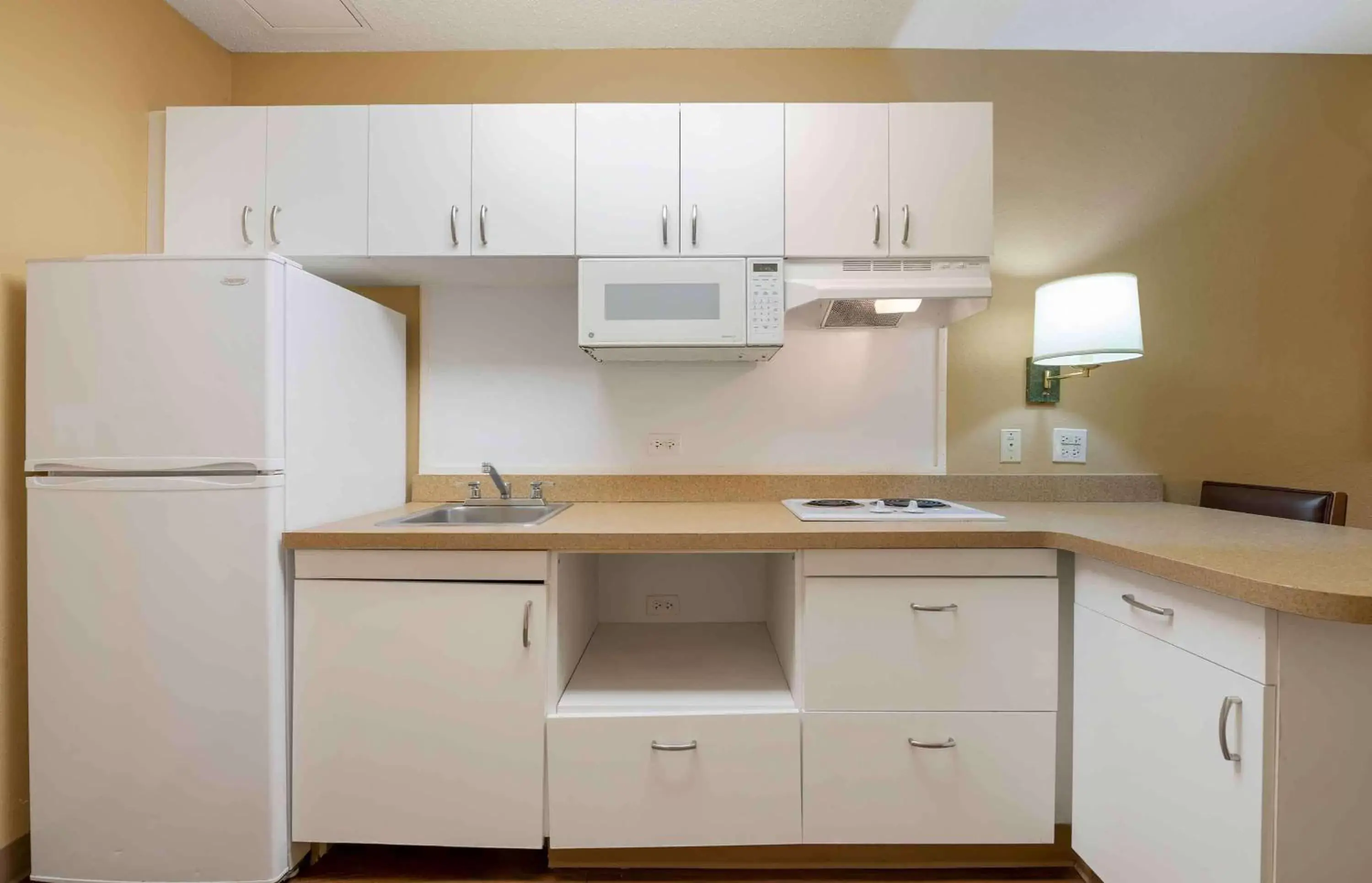 Bedroom, Kitchen/Kitchenette in Extended Stay America Suites - Chicago - Schaumburg - Convention Center