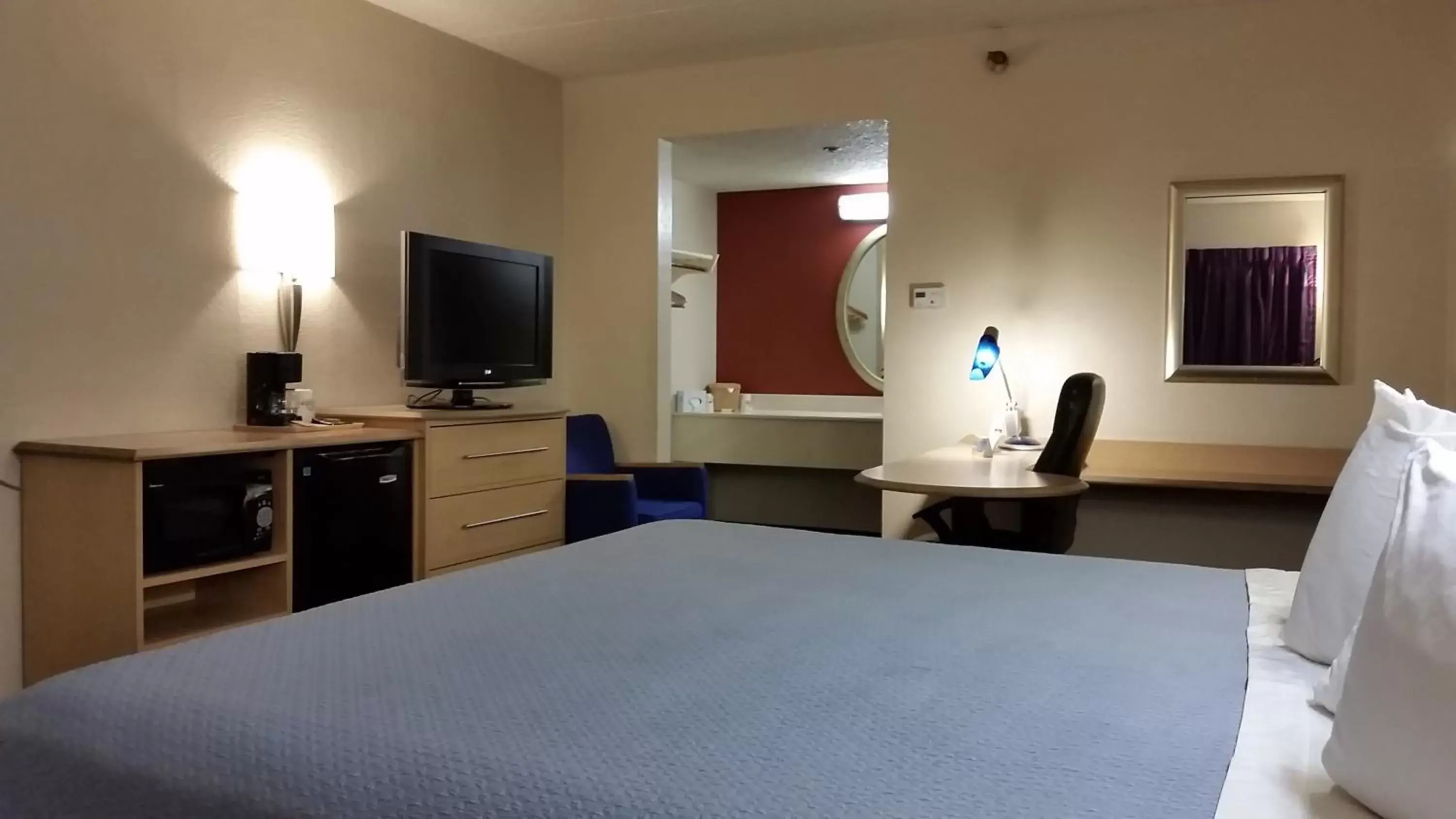 Photo of the whole room, Bed in Days Inn by Wyndham Buena Park