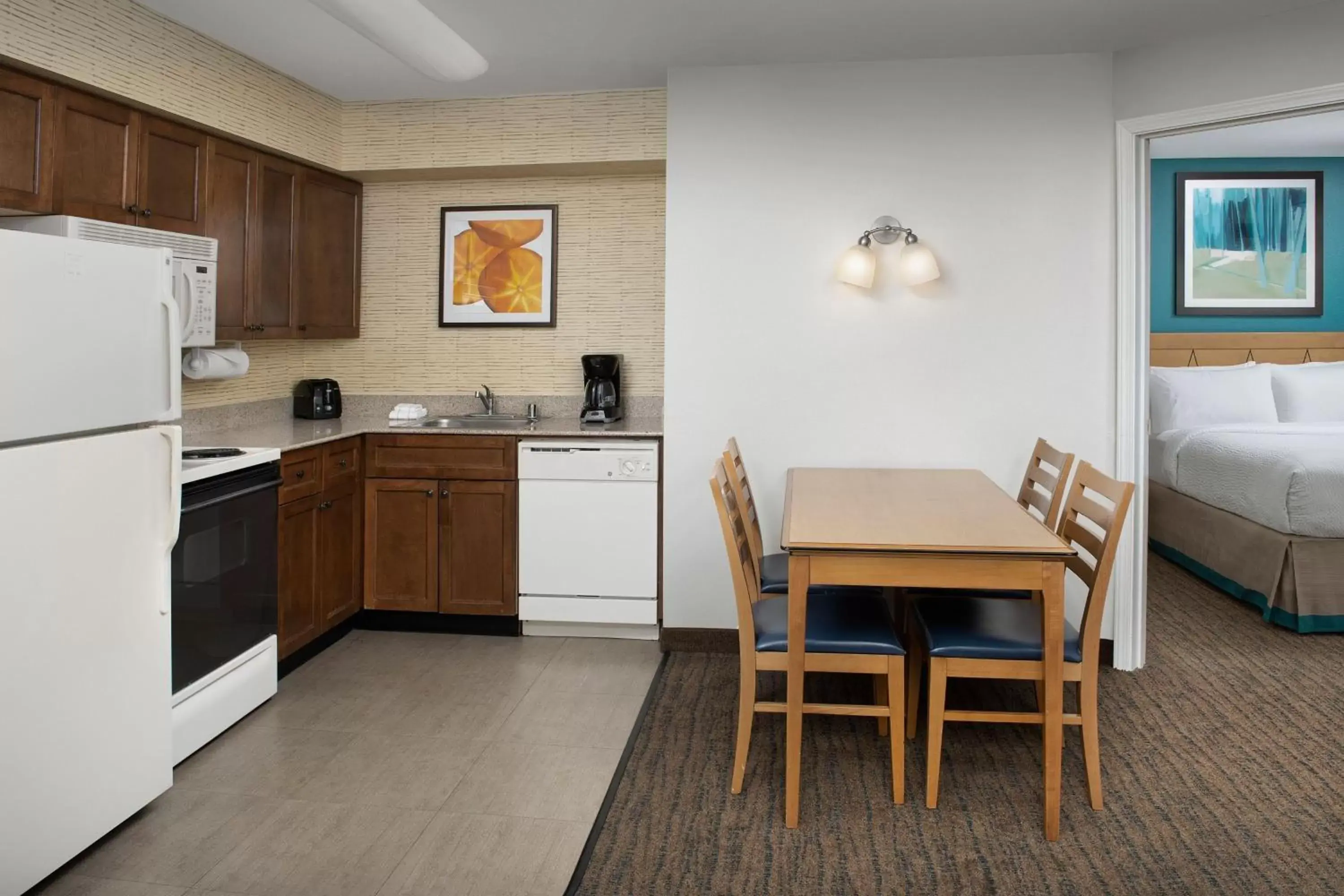 Bedroom, Kitchen/Kitchenette in Residence Inn Chico