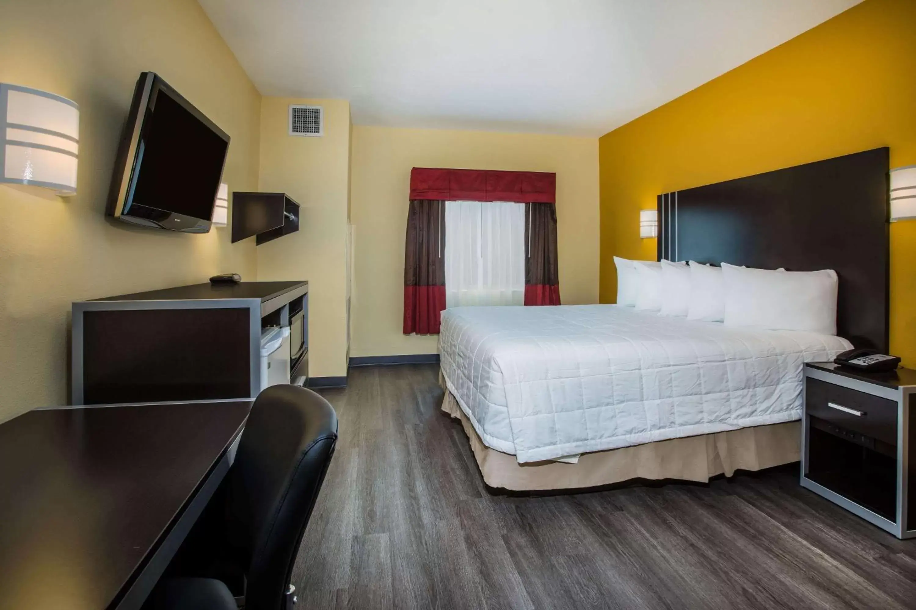 Photo of the whole room, Bed in Days Inn & Suites by Wyndham Augusta Near Fort Gordon