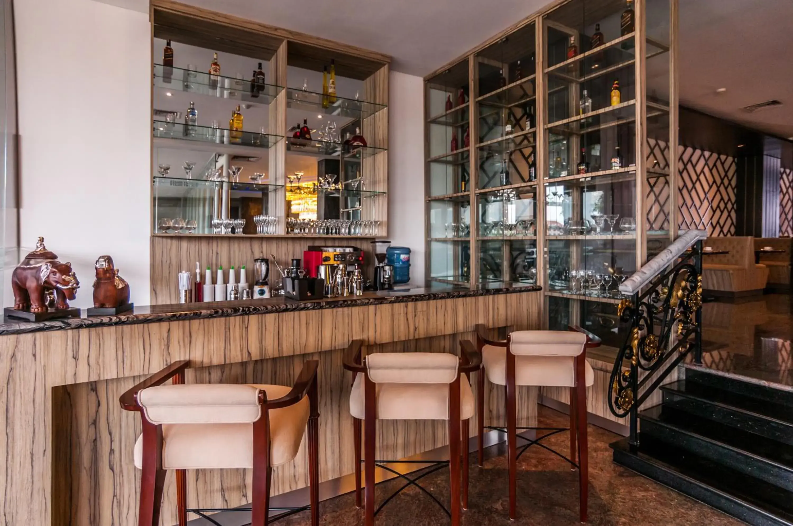 Food and drinks, Lounge/Bar in Arthama Hotels Losari Makassar
